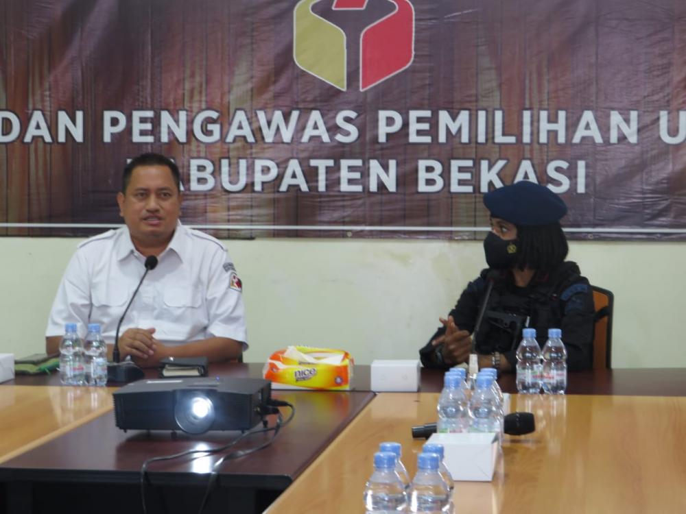 KUNJUNGAN KORPS BRIMOB KELAPA DUA DI BAWASLU KABUPATEN BEKASI UNTUK PATROLI DIALOG DEMI KEAMANAN KABUPATEN BEKASI