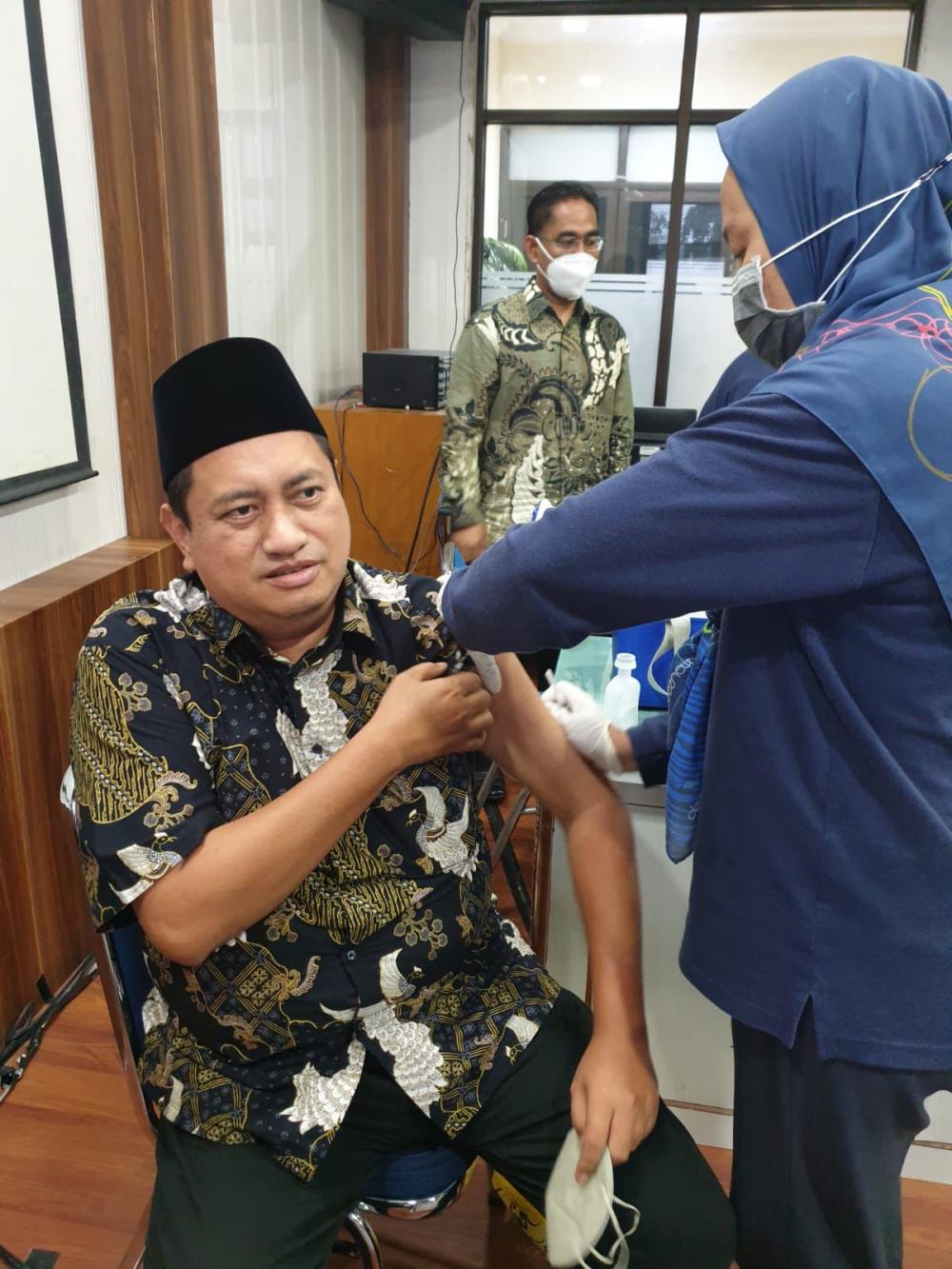 Komisioner Bawaslu Kabupaten Bekasi melakukan suntik vaksin ketiga (Booster) bersama Komisioner KPU Kabupaten Bekasi di Polres Metro Bekasi