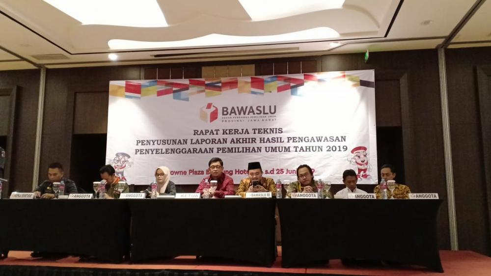 Hadiri Rapat Kerja Teknis Penyusunan Laporan Akhir di Bawaslu Prov. Jabar , Bawaslu Kab. Bekasi Fokus pada Laporan Akhir.