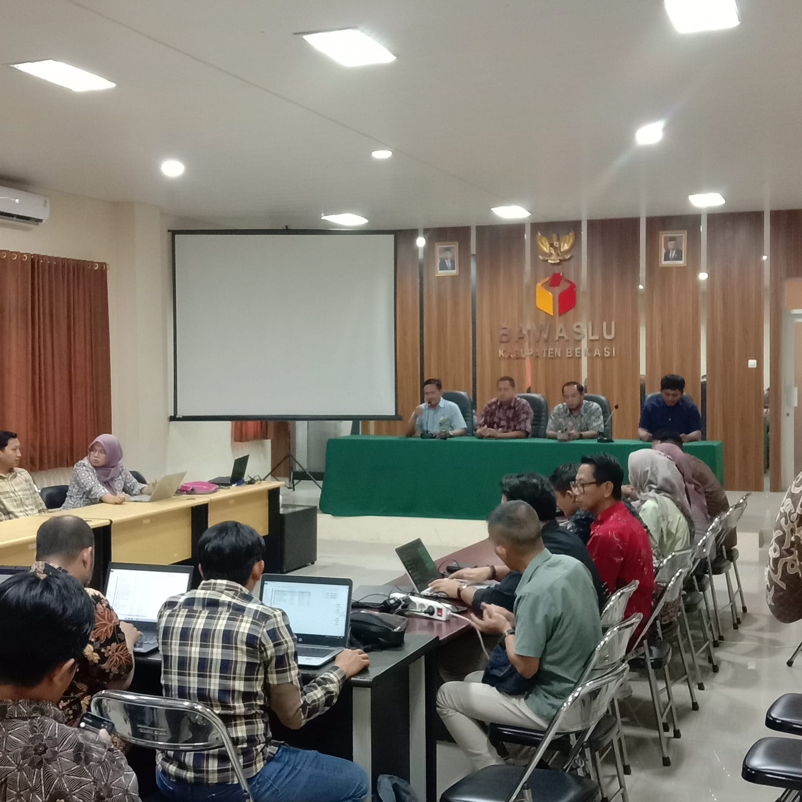 Suasana Rapat Koordinasi Penanganan Pelanggaran Gelombang I di Aula Kantor Bawaslu Kabupaten Bekasi, Minggu (31/3/2024).