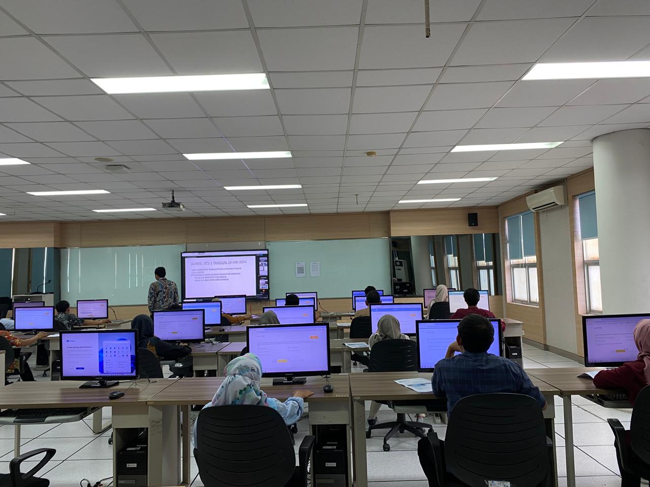 Suasana Tes Tertulis CAT bagi Calon Anggota Panwaslu Kecamatan untuk Pilkada Tahun 2024