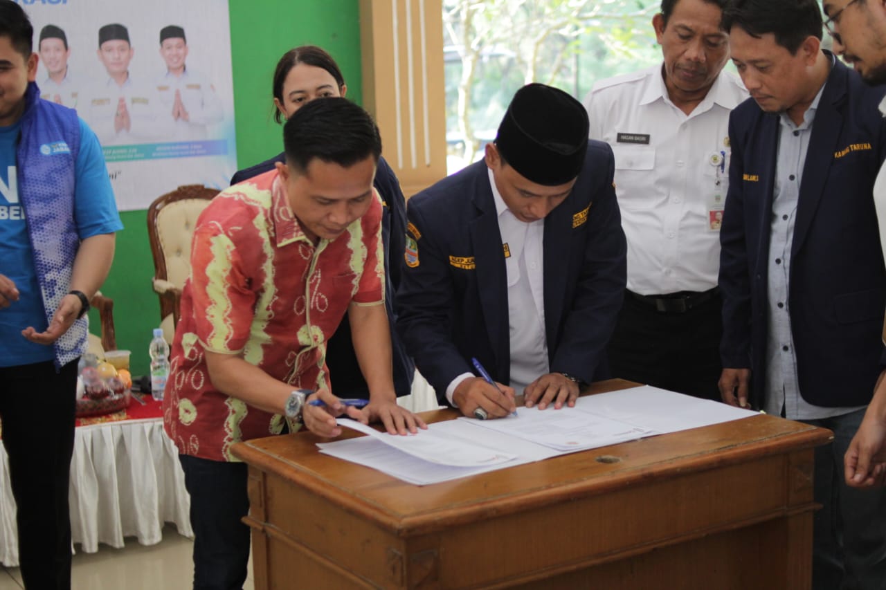 Suasana Penandatanganan MoU Kerjasama antara Bawaslu Kabupaten Bekasi dengan Karang Taruna Kabupaten Bekasi, Rabu (15/5/2024).