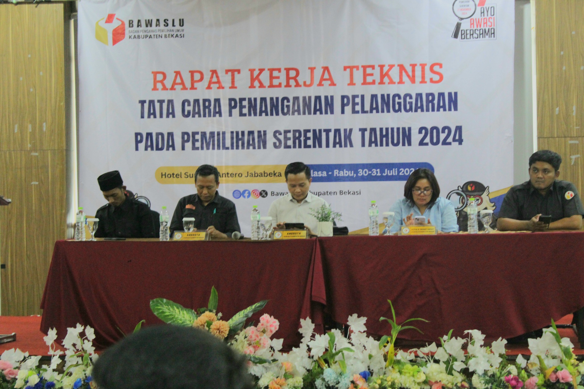 Dalam Rangka Mengoptimalkan kerja-kerja Panwaslu Kecamatan dalam Penanganan Pelanggaran, Bawaslu Kabupaten Bekasi menggelar Rapat Kerja Teknis (Rakernis) Tata Cara Penanganan Pelanggaran pada Pemilihan Serentak Tahun 2024 yag di gelar di Hotel Sunerra Antero Jababeka Cikarang, Selasa-Rabu, 30-31 Juli 2024.  Kegiatan di hadiri oleh Anggota Bawaslu Provinsi Jawa Barat, Ketua dan Anggota Bawaslu Kabupaten Bekasi, Kesbangpol Kabupaten Bekasi juga peserta Kordiv dan Staf Divisi Penanganan Pelanggaran dan Penyele