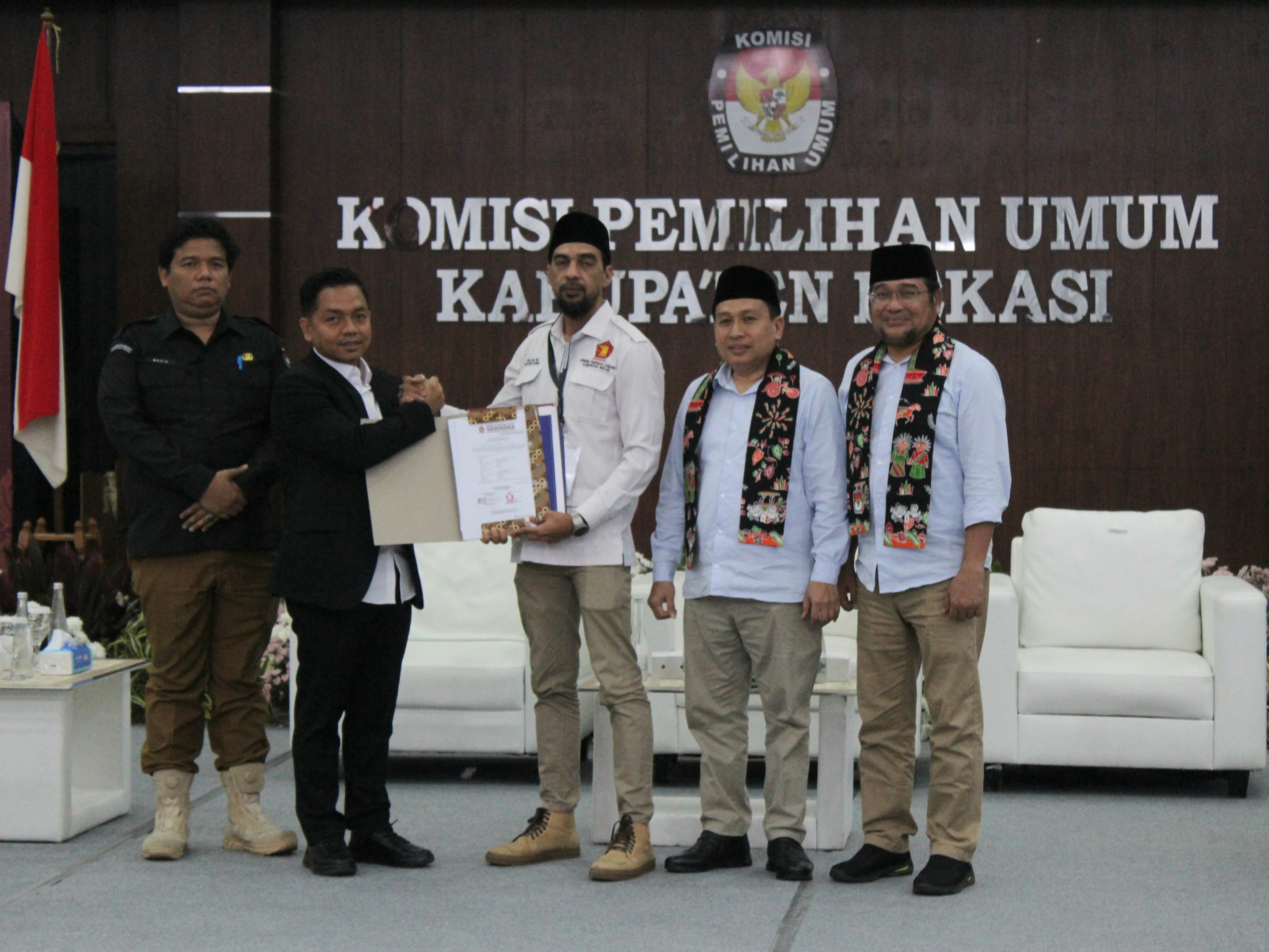 Penerimaan Pendaftaran Pasangan Calon HM. BN. Holik Godratullah dan H. Faizal Hafan Farid di Kantor KPU Kabupaten Bekasi, Rabu (28/8/2024).