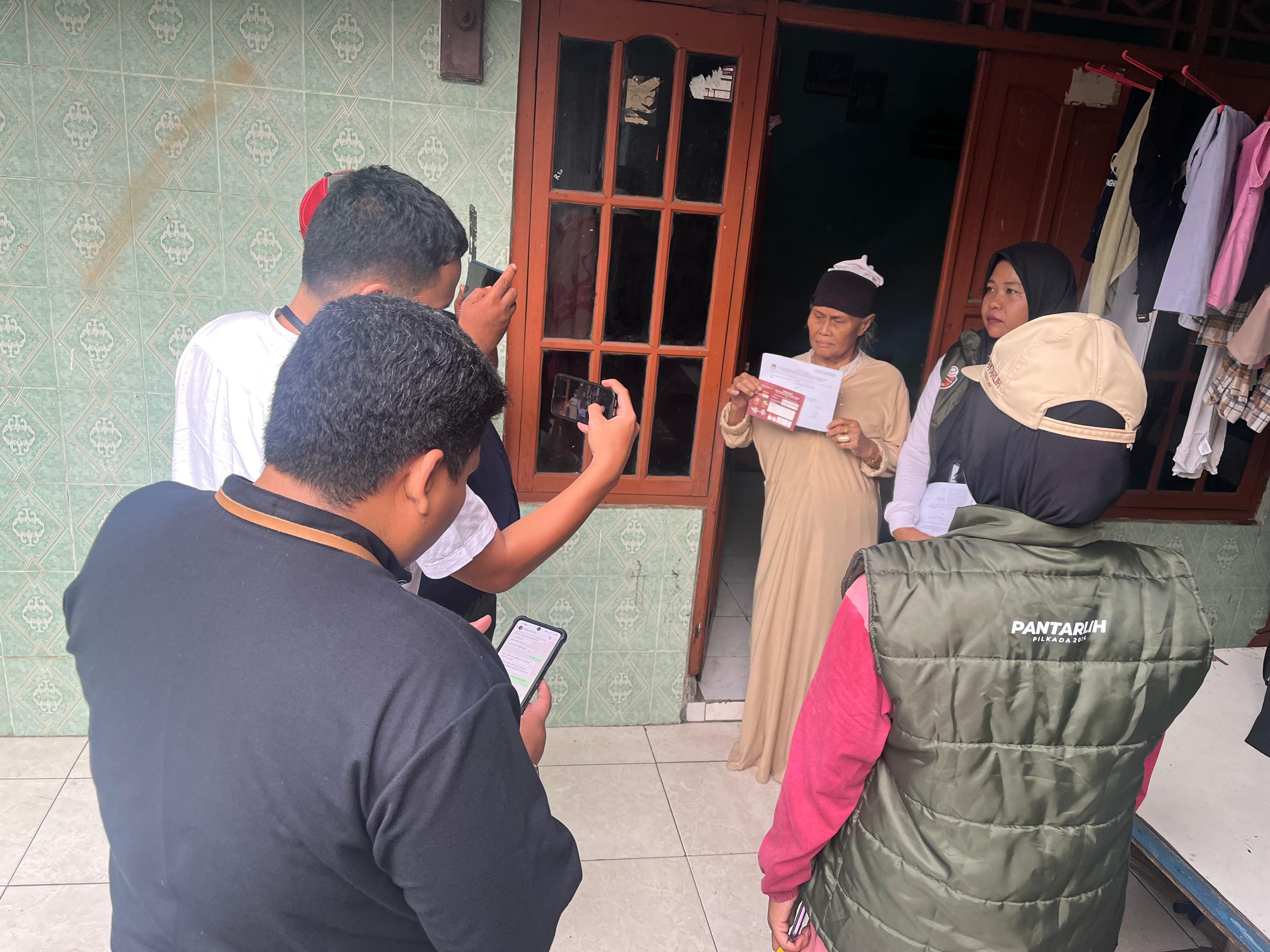 Bawaslu Kabupaten Bekasi bersama Bawaslu Provinsi Jawa Barat di dampingi oleh Panwascam Kecamatan Cikarang Utara dan PKD Desa Karangasih awasi langsung Kegiatan Pencocokan dan Penelitian (Coklit) Data Pemilih yang di lakukan oleh Petugas Pemutakhiran Data Pemilih (Pantarlih) di Wilayah Desa Karangasih Kecamatan Cikarang Utara, Rabu (10/7/2024).
