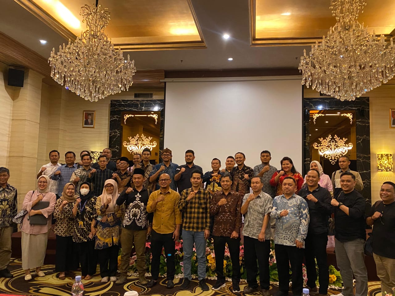  "Bimbingan Teknis Penguatan Kapasitas Bantuan Hukum Aparatur Pengawas Pemilu dan Kesekretariatan Bagi Bawaslu Kab/Kota Se-Jawa Barat" di Hotel Sutan Raja Kabupaten Bandung, Senin (22/7/2024).