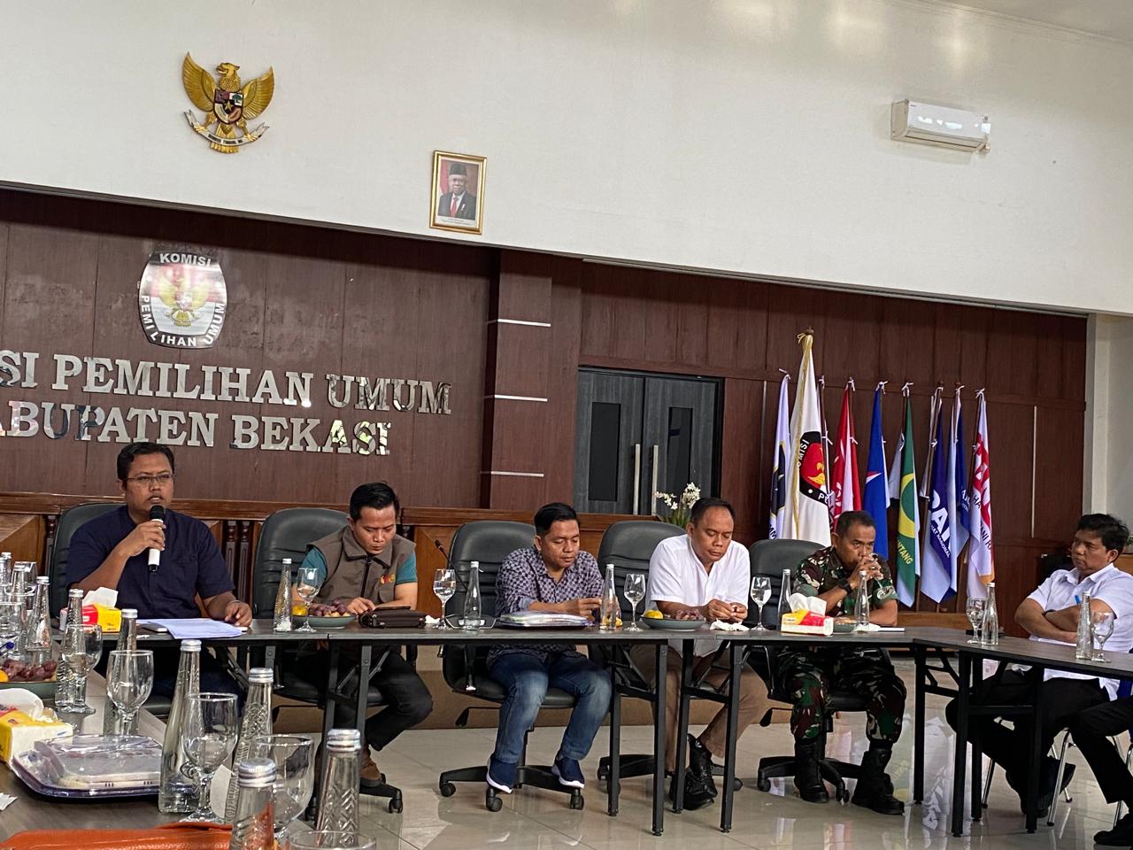 Rapat Koordinasi Persiapan Rapat Pleno Daftar Pemilih Sementara (DPS) pada Pemilihan Tahun 2024 yang di gelar oleh KPU Kabupaten Bekasi di Kantor KPU Kabupaten Bekasi, Jum'at(9/8/2024).