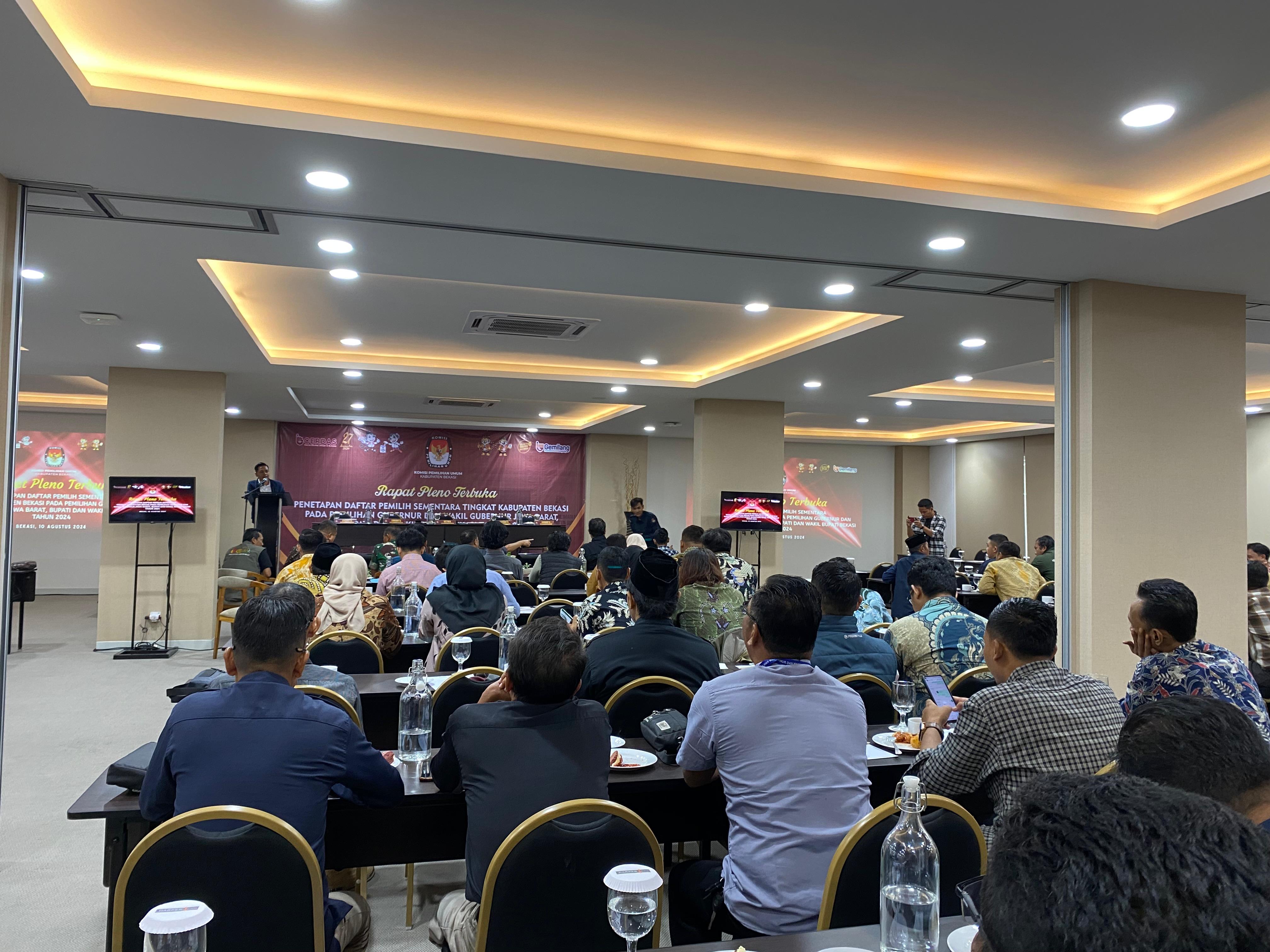 Rapat Pleno Terbuka Penetapan Daftar Pemilih Sementara (DPS) pada Pemilihan Serentak Tahun 2024 yang di gelar oleh KPU Kabupaten Bekasi di Hotel Harper Cikarang, Sabtu (10/8/2024).