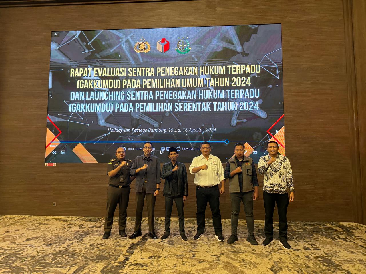 Bawaslu Kabupaten Bekasi hadiri Rapat Evaluasi Sentra Penegakkan Hukum Terpadu (Gakkumdu) dan Launching Sentra Penegakkan Hukum Terpadu (Gakkumdu) yang di gelar oleh Bawaslu Provinsi Jawa Barat di Bandung, Kamis (15/8/2024).