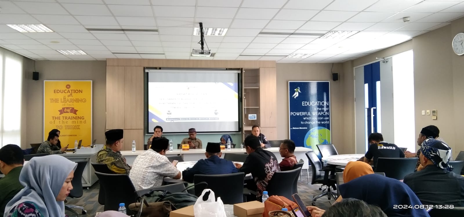 Rapat Kerja Teknis Persiapan Pengawasan Rekapitulasi dan Penetapan Daftar Pemilih Sementara (DPS) Tingkat Provinsi Jawa Barat yang di gelar ole Bawaslu Provinsi Jawa Barat di Mandiri University, Kota Bandung, Senin (12/8/2024).mentara (DPS) Tingkat Provinsi Jawa Barat yang di gelar ole Bawaslu Provinsi Jawa Barat di Mandiri Universit, Kota Bandung, Senin (12/8/2024).