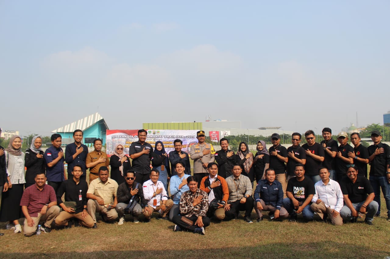 Bawaslu Kabupaten Bekasi hadiri Simulasi Sistem Pengamanan Kota (Sispamkota) dalam rangka Operasi Mantap Praja Jaya Tahun 2024 yang di gelar Polres Metro Bekasi di Lapangan Matel, Jababeka, Selasa (20/8/2024).