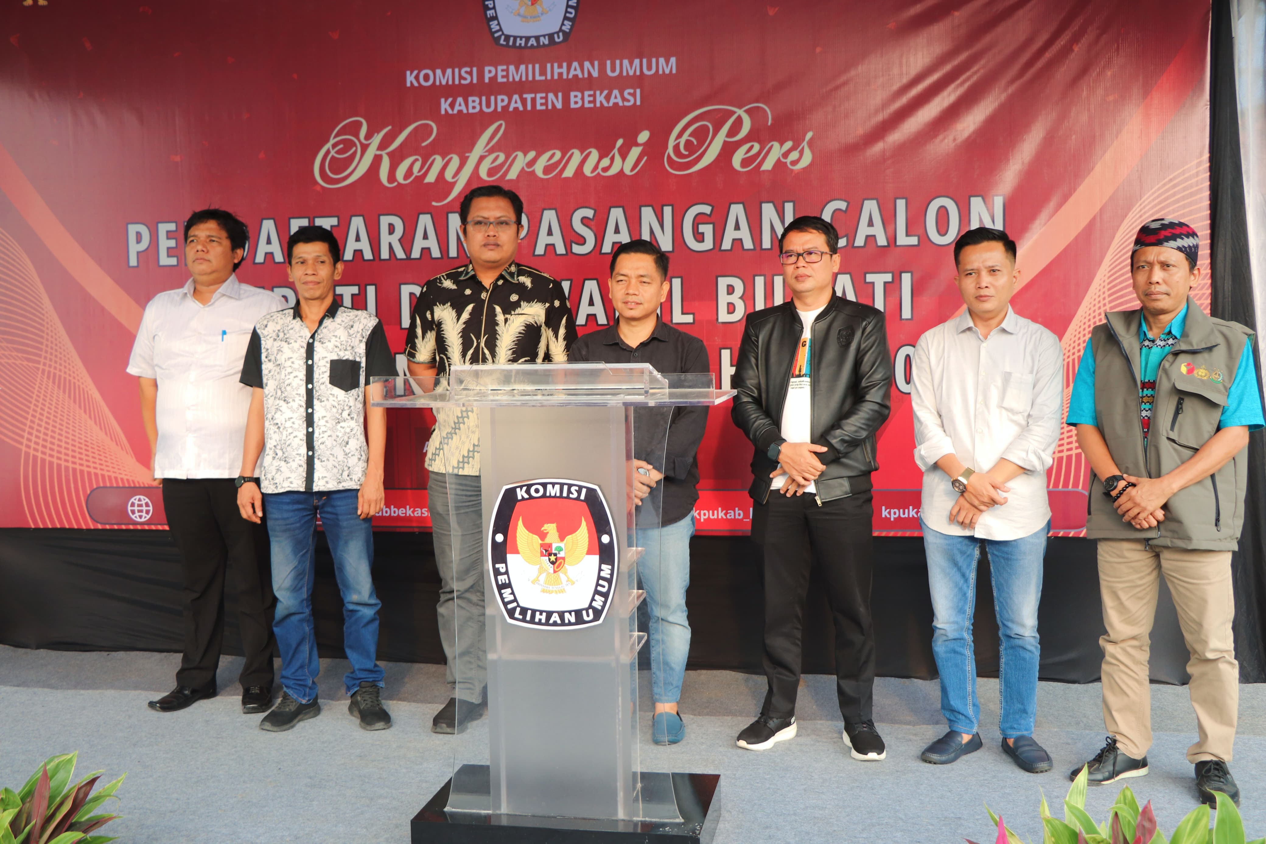 Bawaslu Kabupaten Bekasi awasi secara melekat hari pertama penerimaan pendaftaran Pasangan Calon Bupati dan Wakil Bupati Bekasi di Kantor KPU Kabupaten Bekasi, Selasa (27/8/2024)