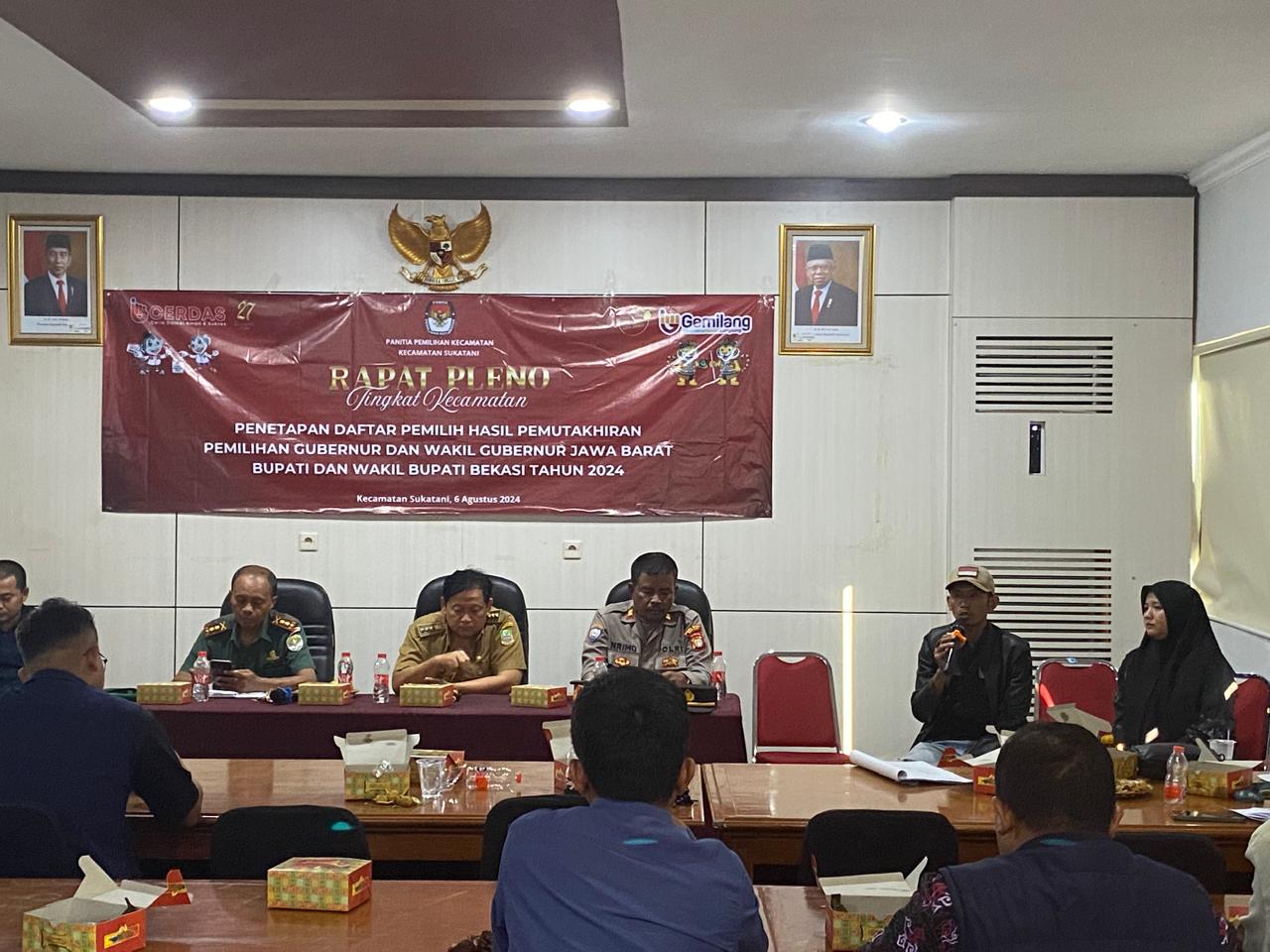Suasana Rapat Pleno Terbuka Rekapitulasi Daftar Pemilih Hasil Pemutakhiran (DPHP) Tingkat Kecamatan pada  Pemilihan Gubernur dan Wakil Gubernur Pemilihan Bupati dan Wakil Bupati Tahun 2024, Kecamatan Sukatani, Selasa (6/8/2024).