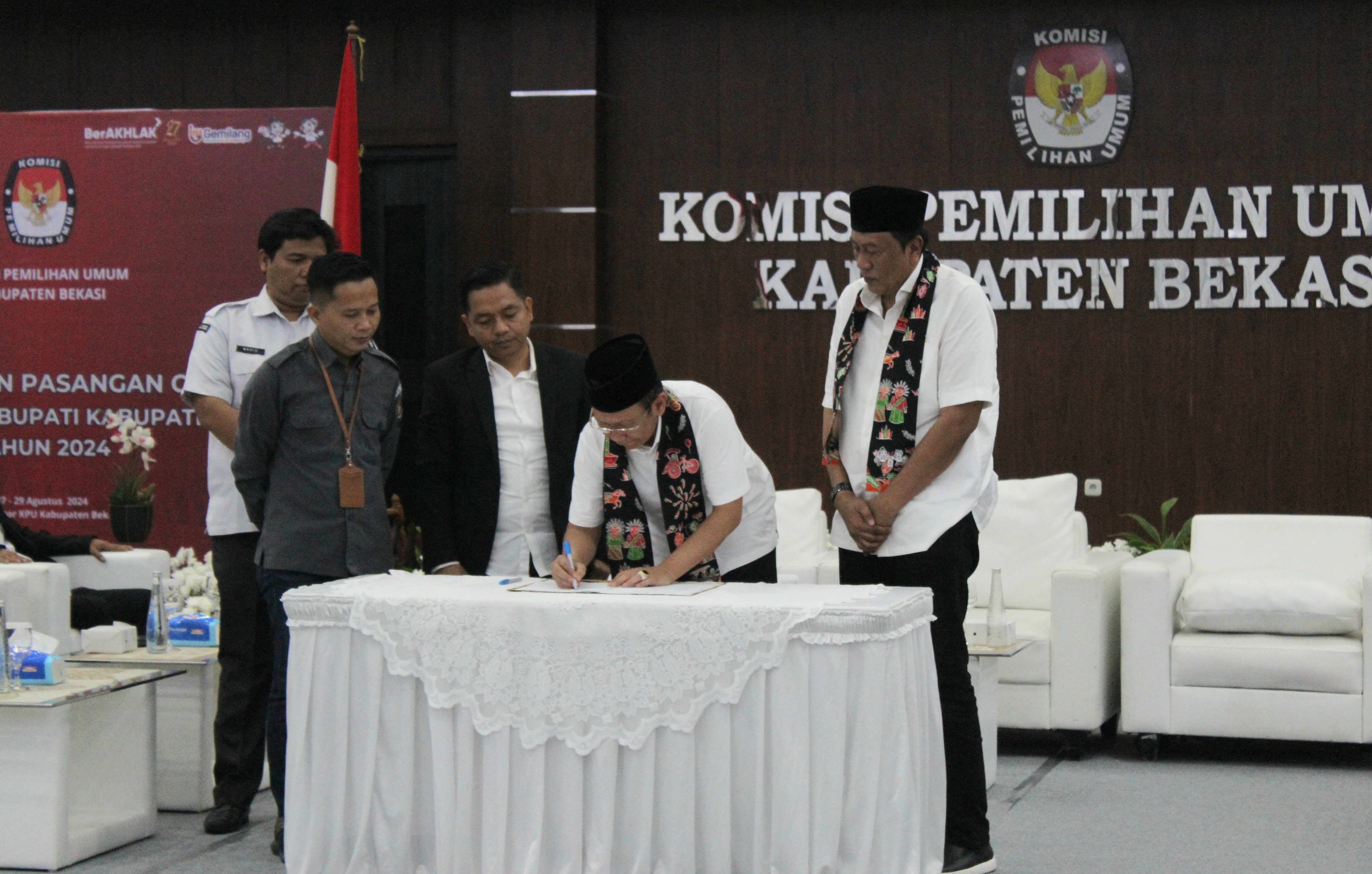 Bawaslu Kabupaten Bekasi awasi langsung penerimaan pendaftaran Bakal Pasangan Calon Bupati dan Wakil Bupati Bekasi dari Pasangan Dr. H. Dani Ramdan, MT - H. Romli , di Kantor KPU Kabupaten Bekasi, Kamis (29/8/2024).