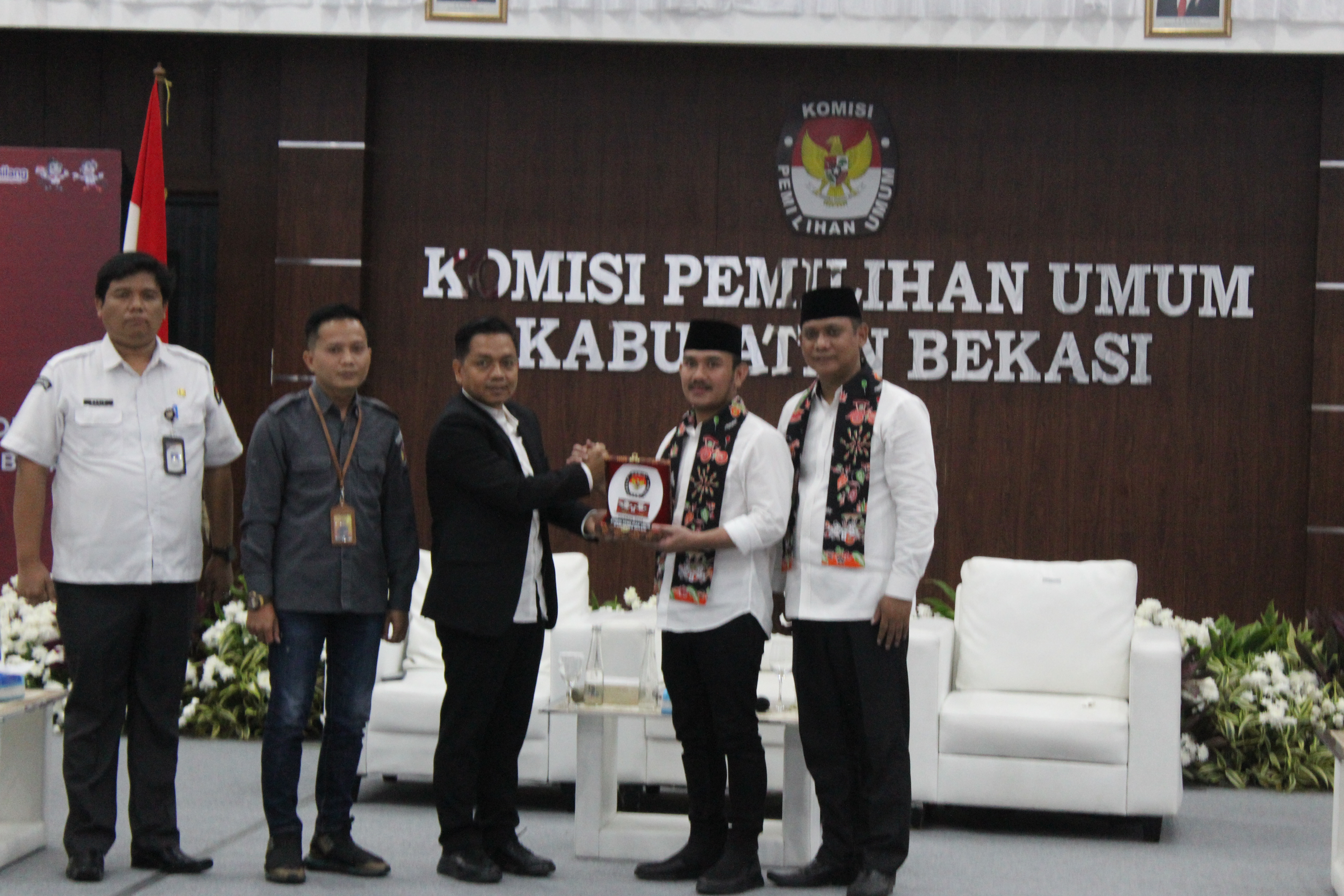 Bawaslu Kabupaten Bekasi awasi langsung penerimaan pendaftaran pasangan calon (Paslon) Ade Kuswara Kunang dan Asep Surya Atmaja di Kantor KPU Kabupaten bekasi, Kamis (29/8/2024).