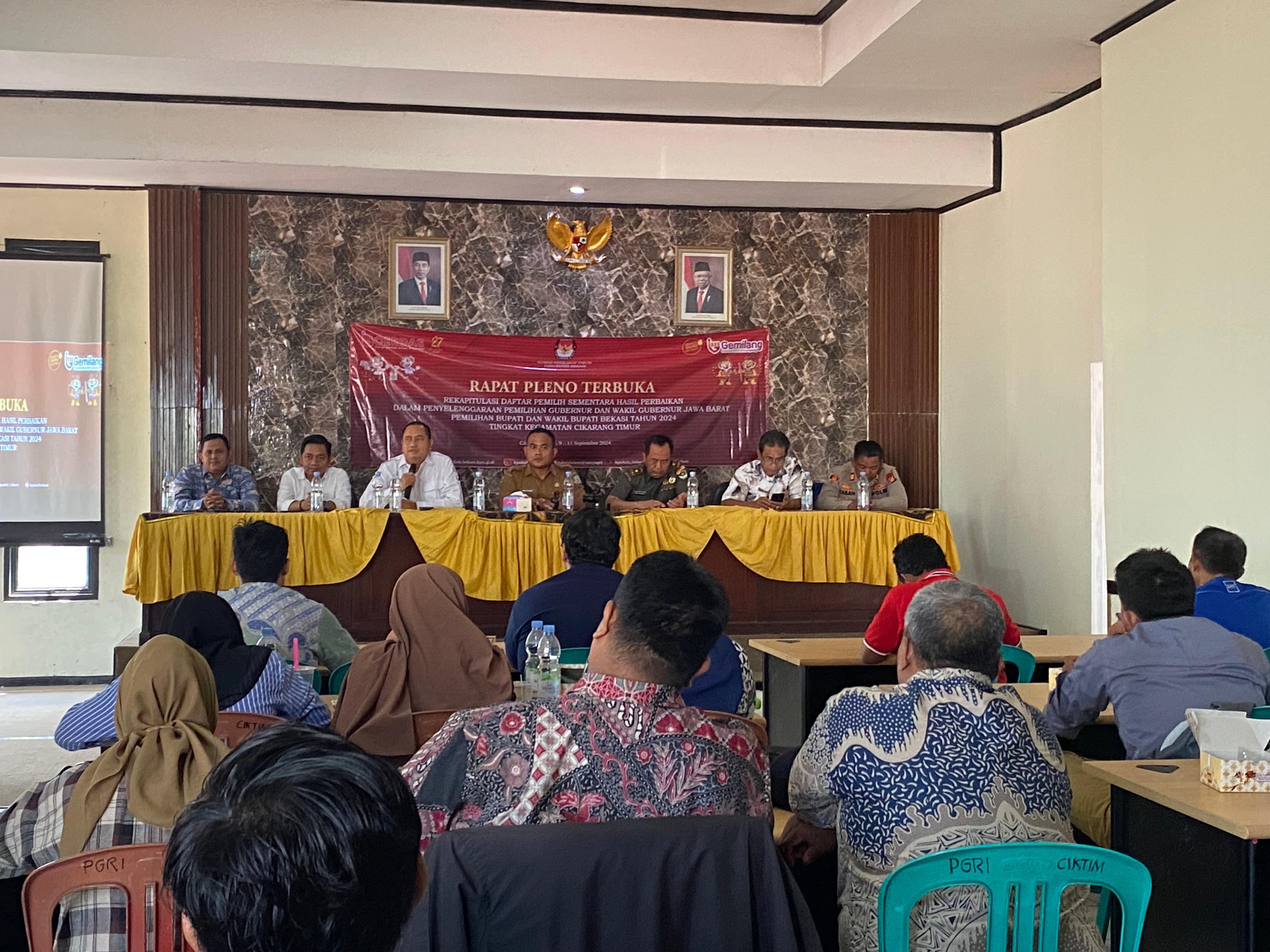 Sambutan Kordiv Penanganan Pelanggaran Bawaslu Provinsi Jawa Barat memberikan sambutan pada Rapat Pleno Terbuka Rekapitulasi Daftar Pemilih Sementara Hasil Perbaikan (DPSHP) Tingkat Kecamatan di Kecamatan Cikarang Timur, Selasa (10/9/2024).