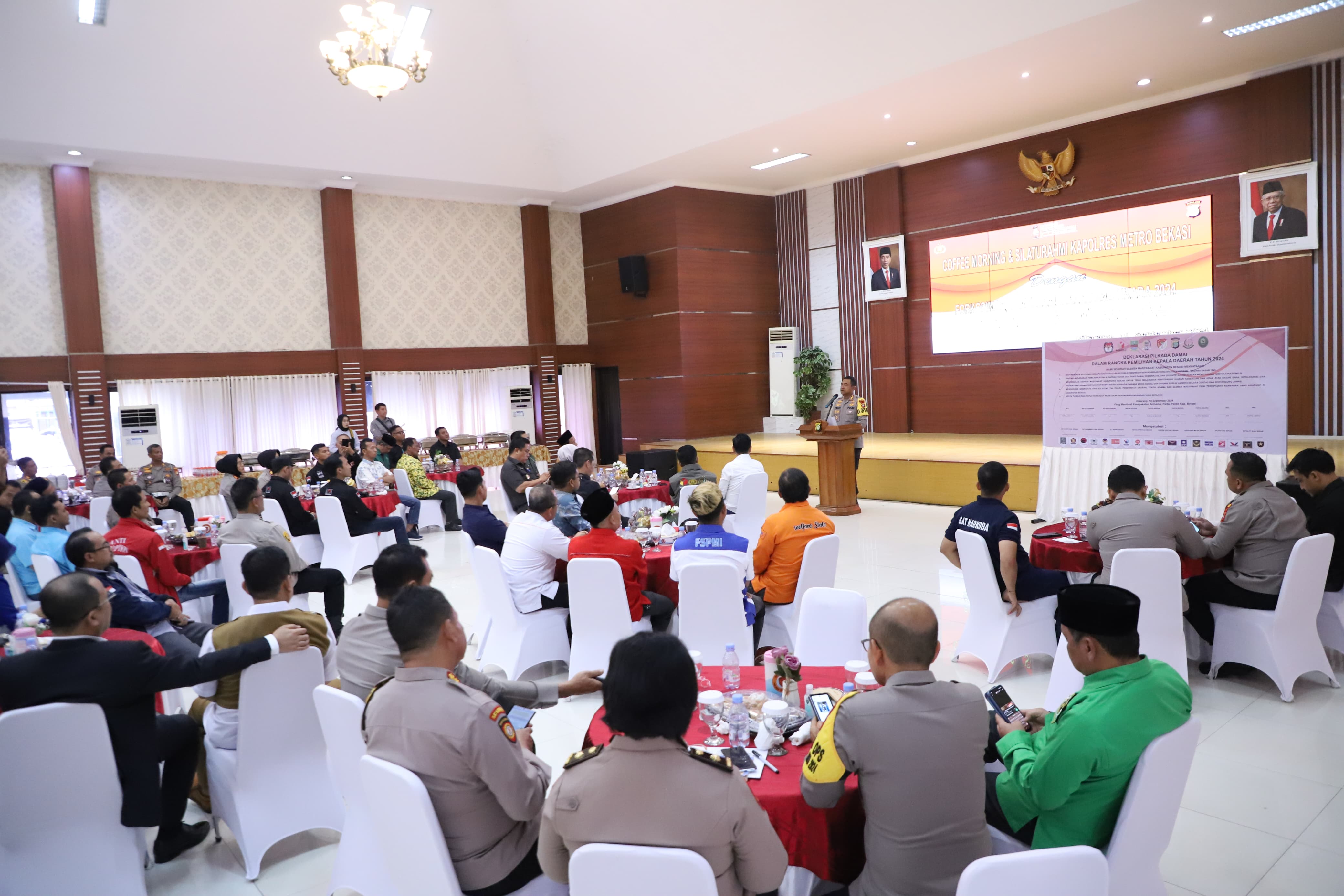 Coffe Morning Polres Metro Bekasi dan Penandatanganan Deklarasi Pilkada Damai yang di gelar oleh Polres Metro Bekasi di Gedung Promoter Polres Metro Bekasi, Selasa (10/9/2024). 