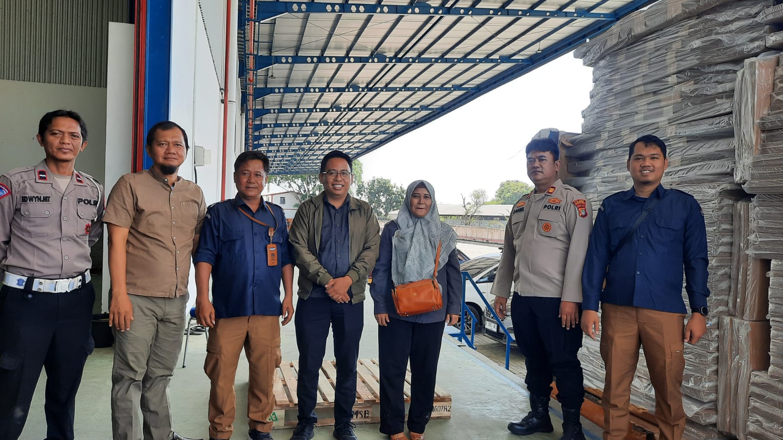 Bawaslu Kabupaten Bekasi lakukan Pengawasan Pendistribusian Logistik Bilik Suara Pemilihan Serentak 2024 di Gudang Logistik KPU Kabupaten Bekasi, Selasa (17/9/2024).