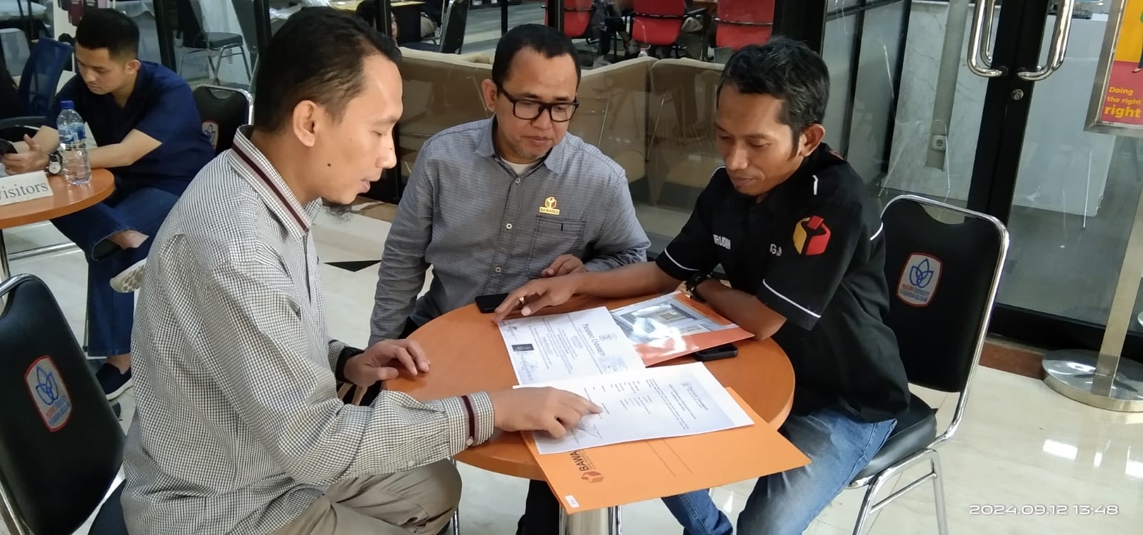 Bawaslu Kabupaten Bekasi lakukan pengawasan verifikasi faktual keabsahan dokumen bakal Calon Bupati Bekasi, Ade Kuswara Kunang, di President University, Selasa (12/9/2024).