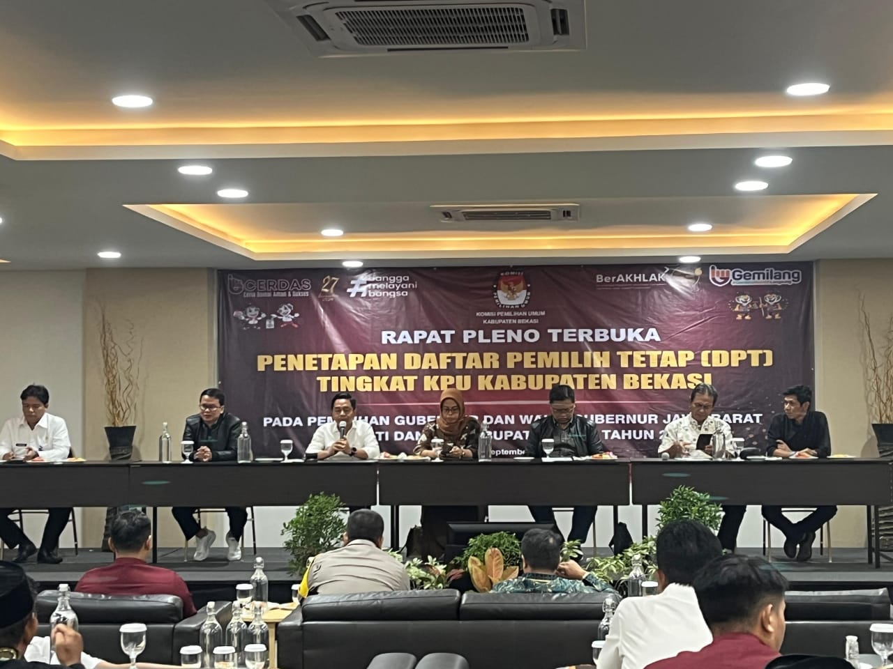 Rapat Pleno Terbuka Penetapan Daftar Pemilih Tetap (DPT) Tingkat Kabupaten Bekasi untuk Pemilihan asi awasi secara melekat Gubernur dan Wakil Gubernur Jawa Barat dan Pemilihan Bupati dan Wakil Bupati Bekasi Tahun 2024 yang di gelar di Hotel Harper Cikarang, Kamis (19/09/2024).