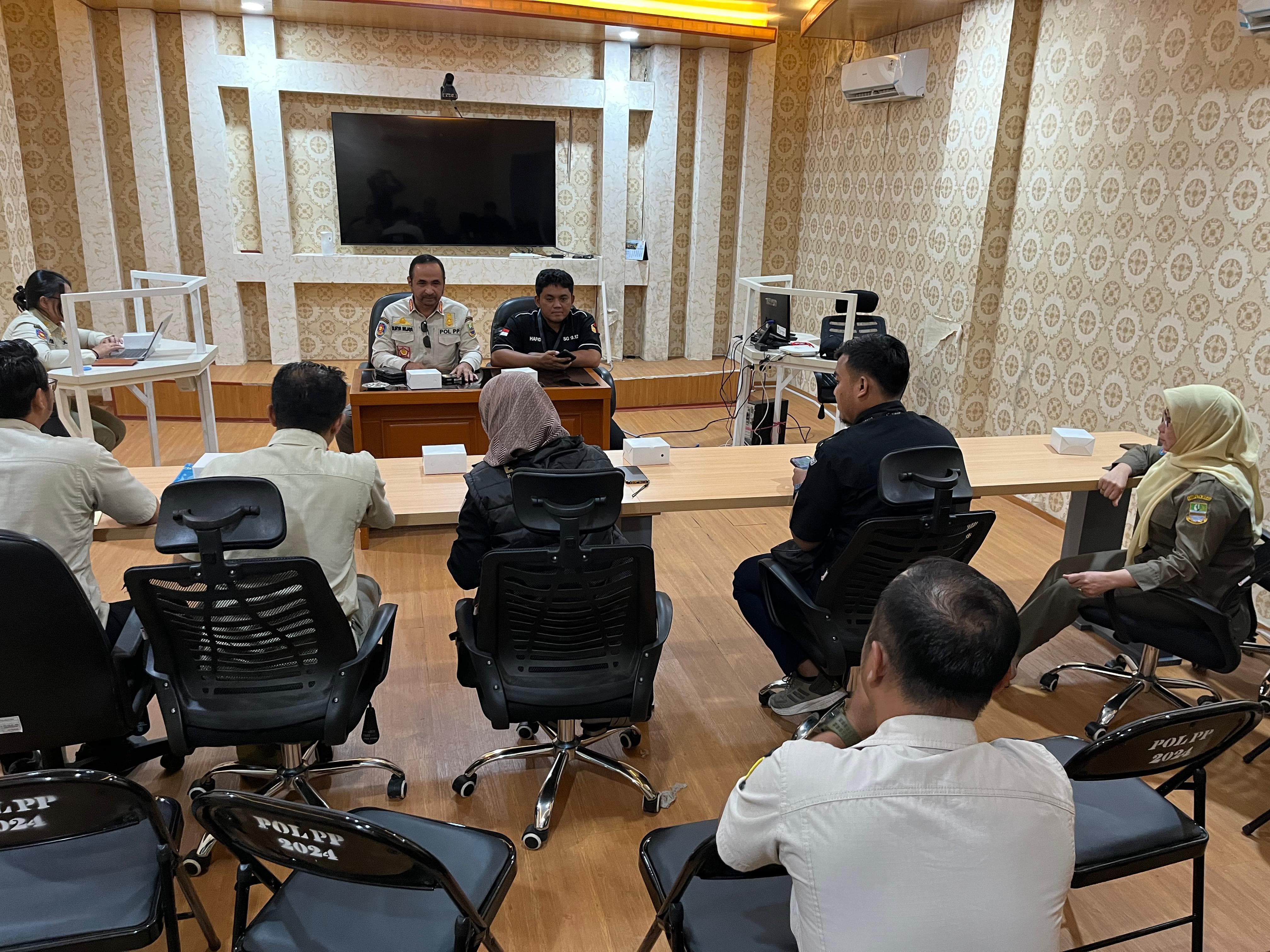 Rapat Koordinasi bersama Satpol PP Kabupaten Bekasi terkait Persiapan Penertiban Alat Peraga Sosialisasi (APS) di Commen Center Satpol PP Kabupaten Bekasi, Kamis (19/9/2024).