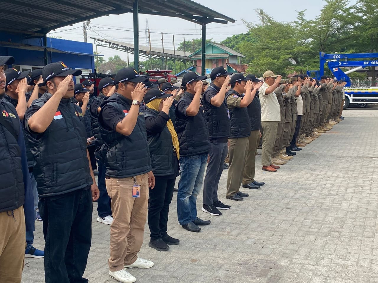 Apel Bersama Persiapan Penertiban APS (Alat Peraga Sosialisasi) pada Pemilihan Serentak Tahun 2024 yang di gelar di Halaman Kantor Sekretariat Bawaslu Kabupaten Bekasi, Senin (23/9/2024).