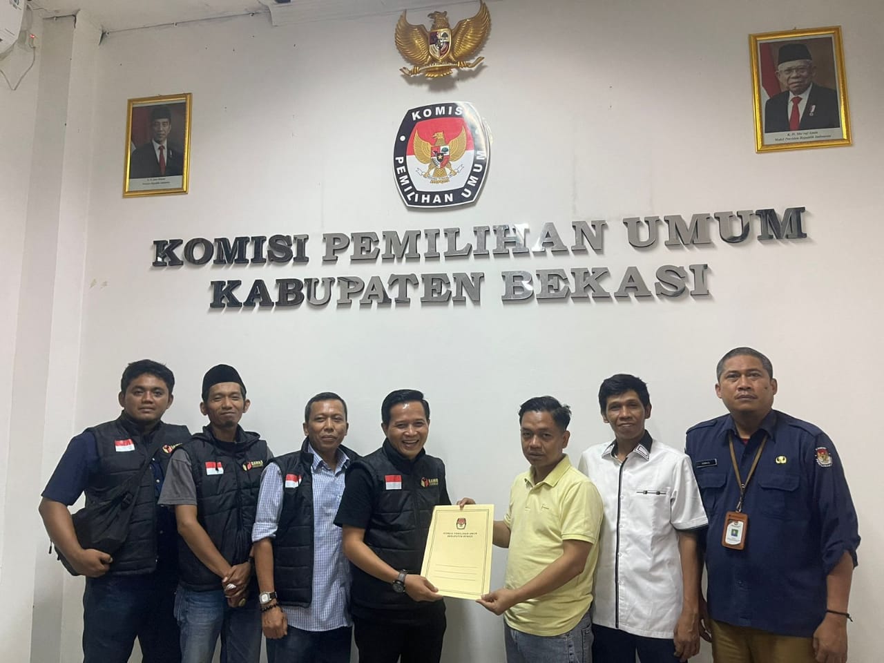 Serah Terima Berita Acara  pada Rapat Pleno Tertutup KPU Kabupaten Bekasi, Penetapan bakal pasangan calon menjadi pasangan calon Bupati dan Wakil Bupati Bekasi Tahun 2024, di Kantor KPU Kabupaten Bekasi, Minggu (22/9/2024).