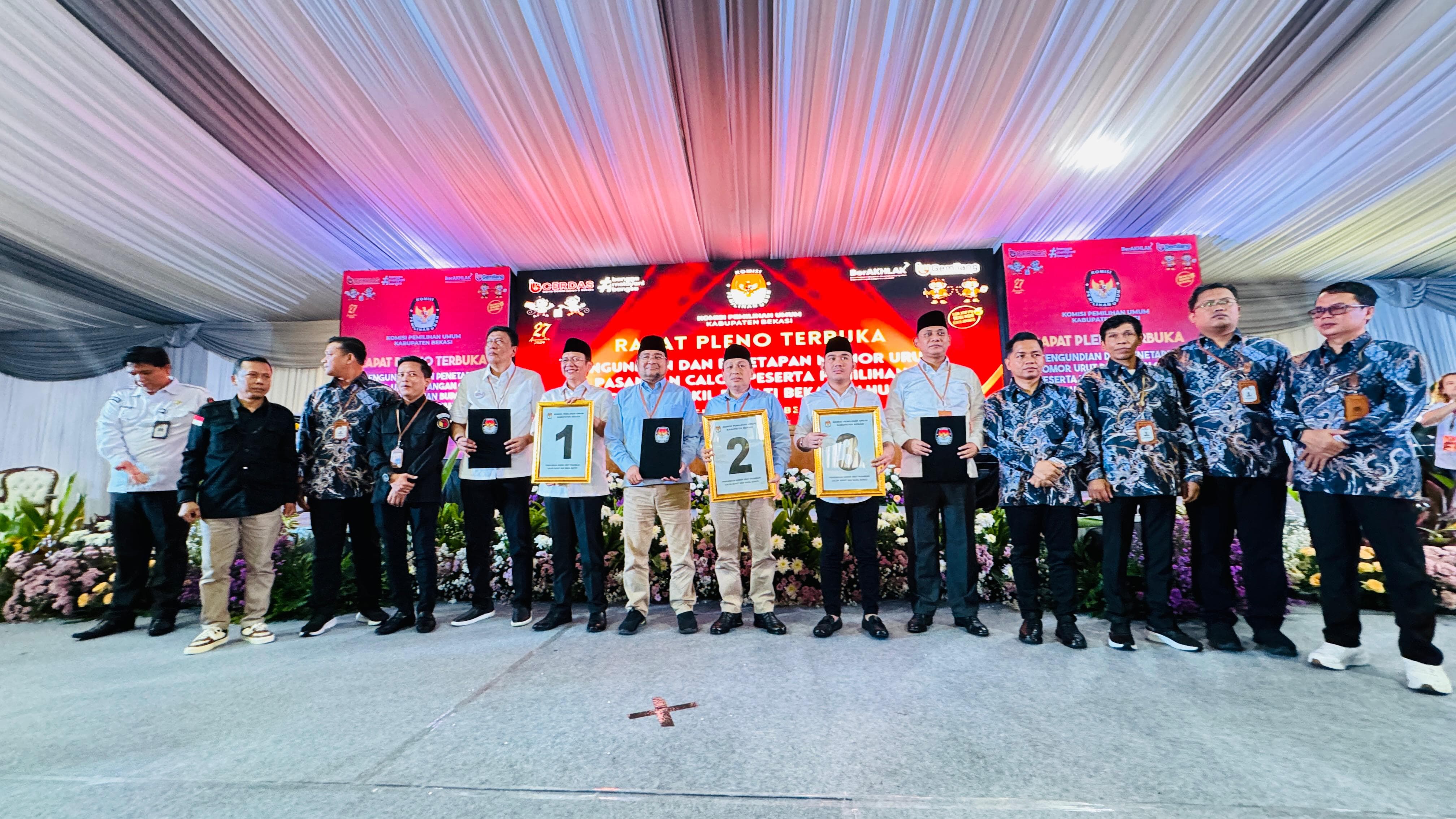 Rapat Pleno Terbuka Pengundian dan Penetapan Nomor Urut Pasangan Calon Bupati dan Wakil Bupati Bekasi Tahun 2024 yang di gelar di Halaman Kantor KPU Kabupaten Bekasi, Kedungwaringin, Senin (23/9/2024).