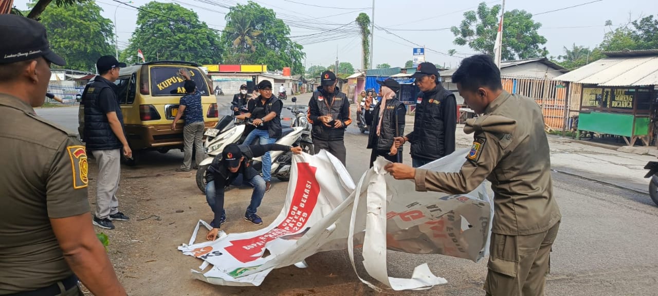 Bawaslu Kabupaten Bekasi beserta jajaran pengawas bersama Satpol PP Kabupaten Bekasi telah melakukan penertiban terhadap pemasangan Alat Peraga Sosialisasi (APS) sebelum masa kampanye resmi dimulai. penertiban ini dilakukan serentak bersama Penyelenggara pemilihan di seluruh kecamatan di Kabupaten Bekasi, Selasa (24/9/2024).