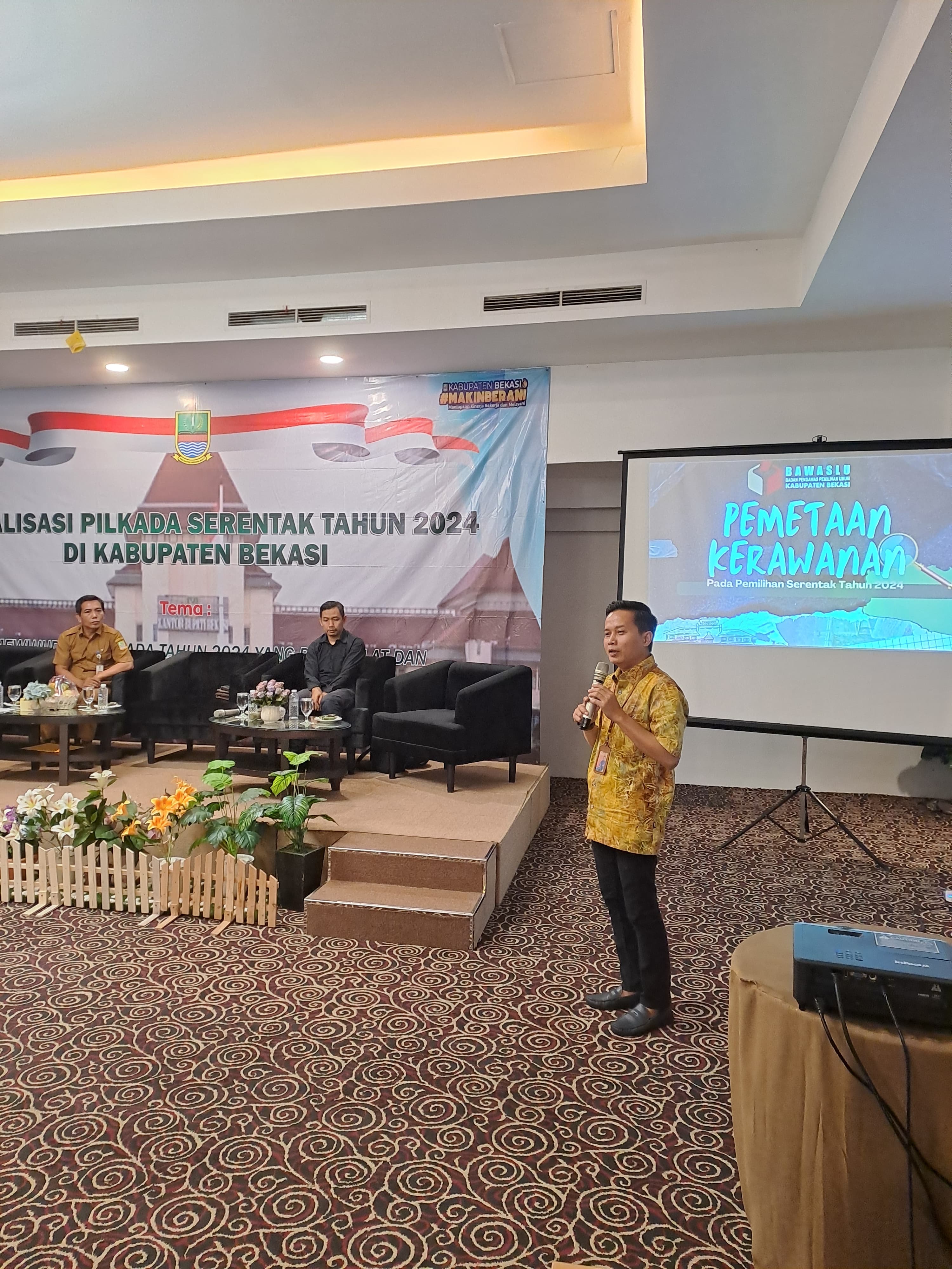 Ketua Bawaslu Kabupaten Bekasi hadir mengisi Kegiatan Sosialisasi Pilkada Serentak Tahun 2024 di Kabupaten Bekasi (Tahap V) yang di gelar oleh Kesbangpol Kabupaten Bekasi di Hotel Grand Cikarang, Selasa (24/09/024).