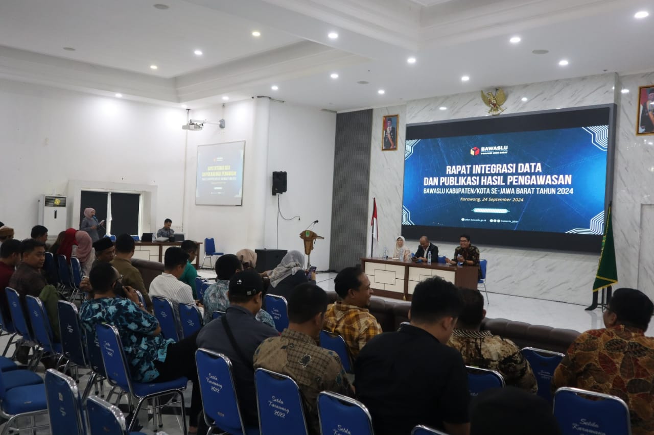 Rapat Integrasi Data dan Publikasi Hasil Pengawasan Bawaslu Kabupaten/Kota Se-Jawa Barat Tahun 2024 yang di gelar di Aula Husni Hamid, Karawang, Selasa (24/9/2024).
