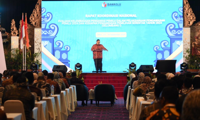 Ketua Bawaslu RI Rahmat Bagja berikan sambutan pada Pembukaan Rapat Koordinasi Nasional (Rakoornas) Evaluasi Kelembagaan Pengawas Pemilu dalam Pengawasan Pemilu 2024 dan Kesiapan Pemilihan Serentak 2024, Sabtu (28/9/2024).