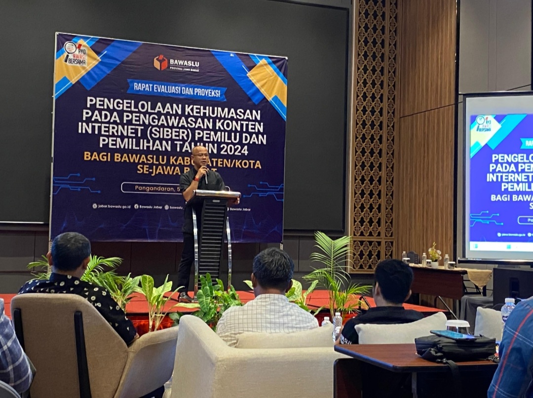 Sambutan Kordiv Humas Bawaalu Jaw Barat pada Rapat "Evaluasi dan Proyeksi Pengelolaan Kehumasan Pada Pengawasan Konten Internet (Siber) Pemilu dan Pemilihan Tahun 2024" yang digelar di  Kabupaten Pangandaran, Sabtu (5/10/2024).