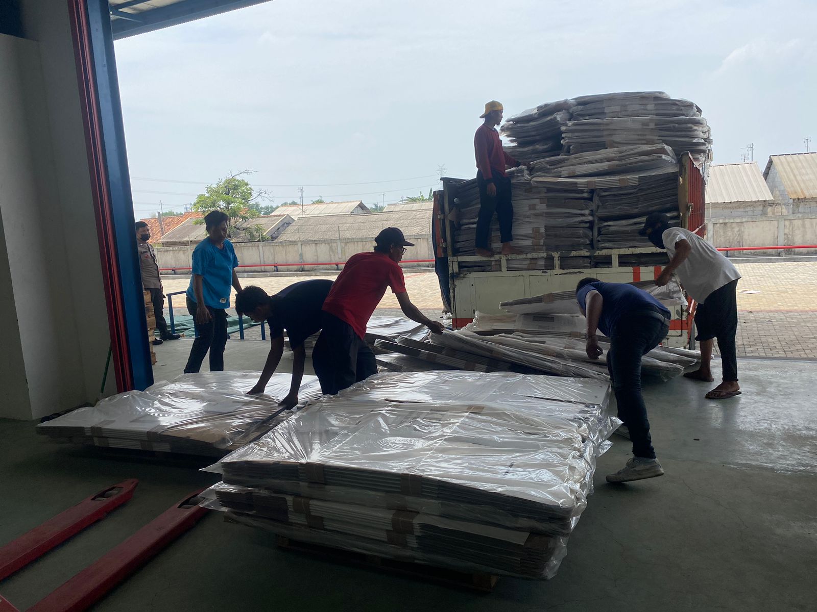 Bawaslu Kabupaten Bekasi awasi secara melekat kedatangan pendistribusian Logistik Kotak Suara untuk Pemilihan Serentak Tahun 2024 di Gudang Logistik KPU, Rabu (2/10/2024).