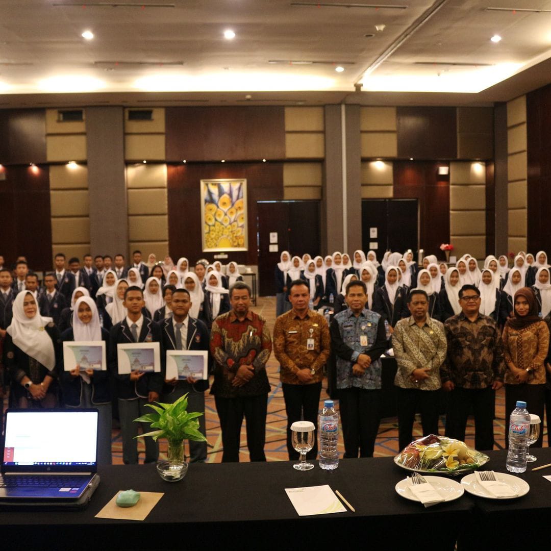 Foto Bersama pada Kegiatan Pendidikan Politik di Kabupaten Bekasi Tahun Anggaran 2024 Tahap VI dengan tema “Pentingnya Pendidikan Politik bagi Generasi Muda dalam Upaya Membentuk Budaya dan Etika Politik yang Berlandaskan Demokrasi Pancasila” yang di gelar oleh Bakesbangpol Kabupaten Bekasi di Hotel Primebiz Cikarang Selatan, Kamis (24/10/024).