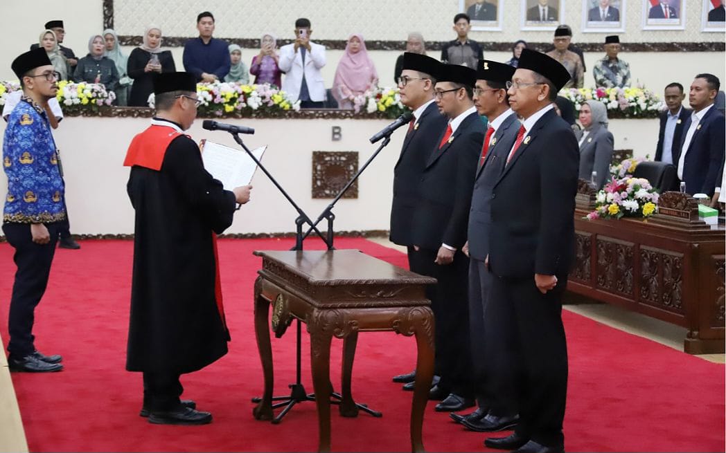 Pelantikan dan Pengucapan Sumpah/Janji Pimpinan Dewan Perwakilan Rakyat Daerah (DPRD) Kabupaten Bekasi masa jabatan 2024 -2029 yang di gelar di Graha Paripurna DPRD Kabupaten Bekasi, Cikarang Pusat, Senin (28/10/2024).