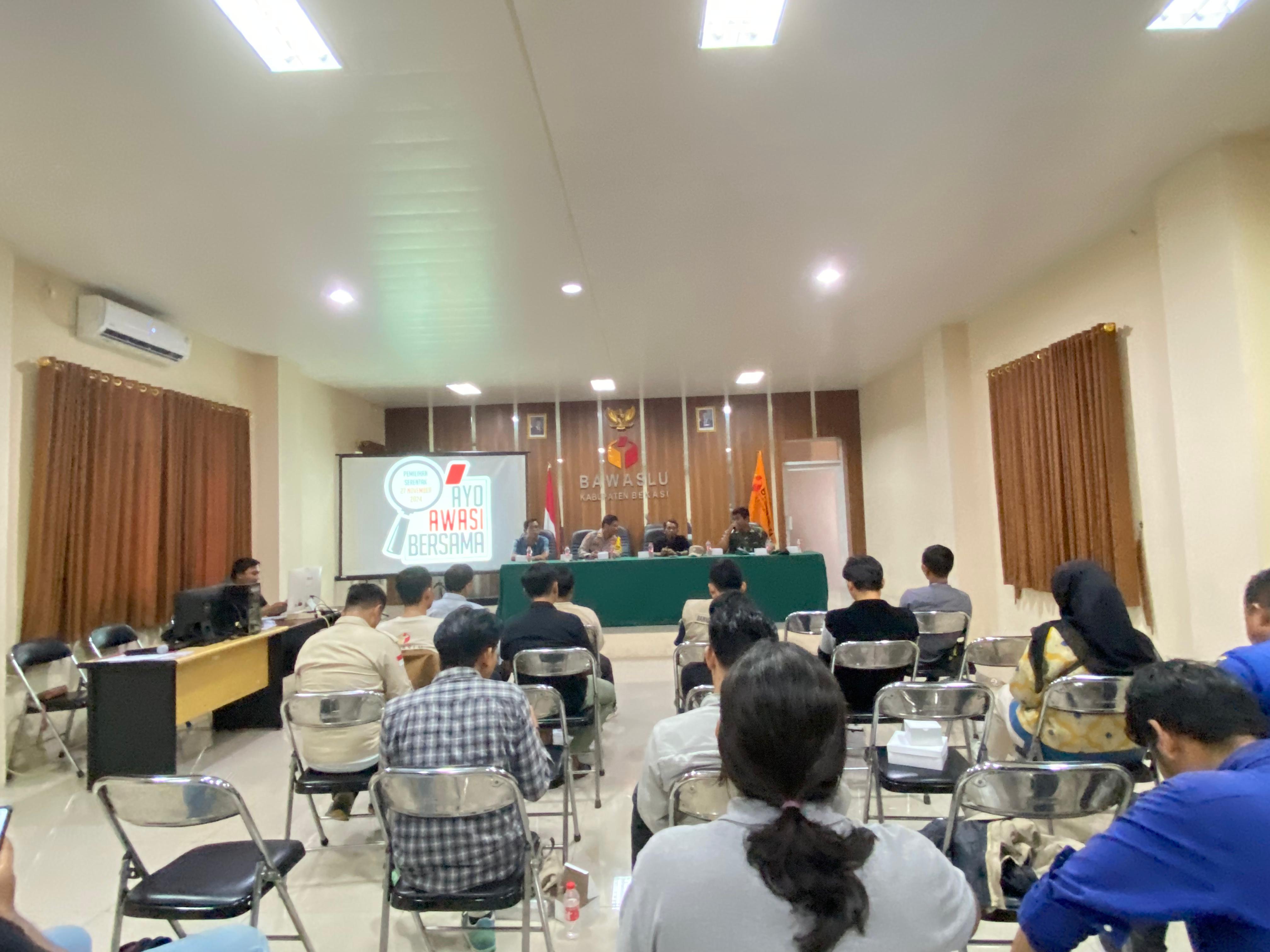 Bawaslu Kabupaten Bekasi menggelar Rapat Persiapan Penertiban Alat Peraga Kampanye (APK) yang di gelar di Kantor Bawaslu Kabupaten Bekasi, Jum'at (22/11/2024).