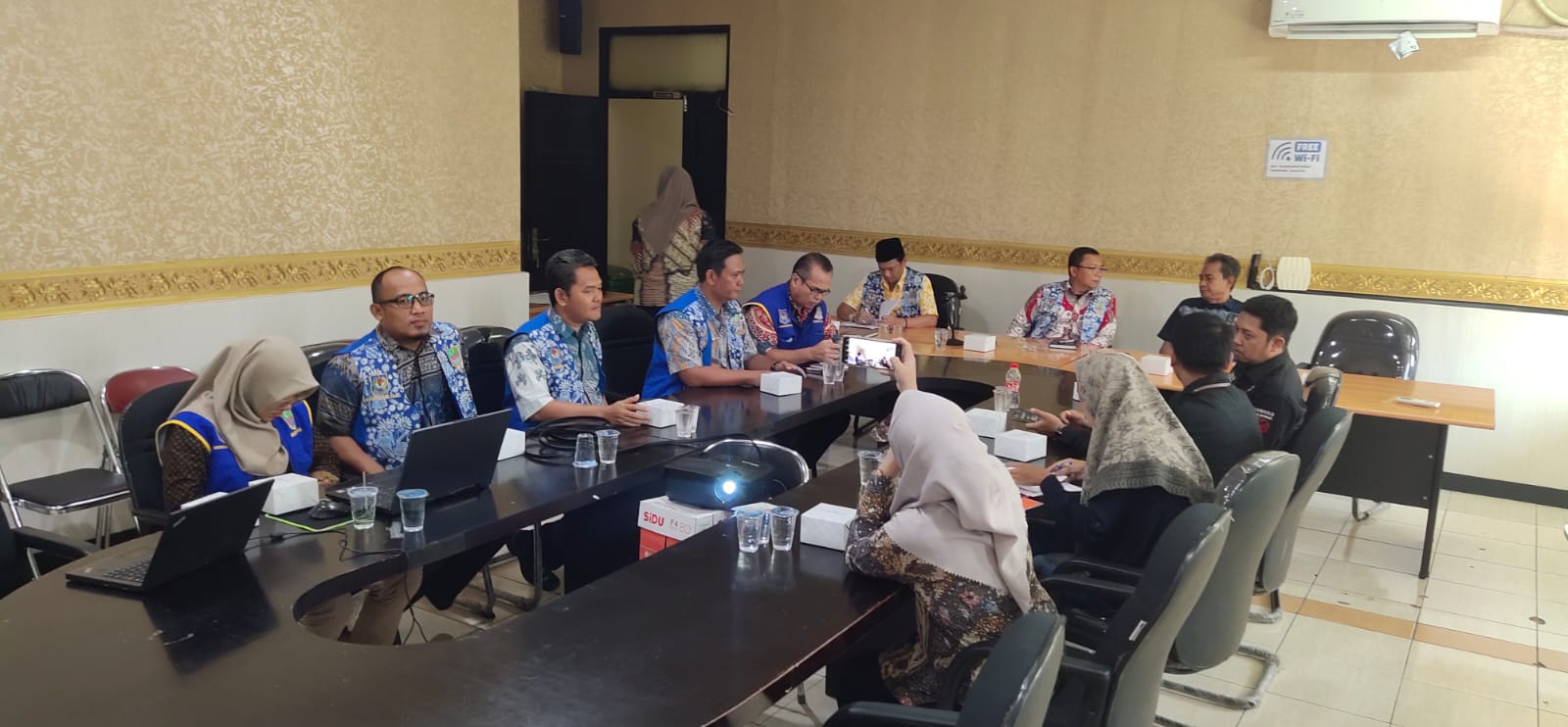 Bawaslu Kabupaten Bekasi lakukan Audensi dengan Dinas Kependudukan dan Pencatatan Sipil (Disdukcapil) Kabupaten Bekasi di Kantor Disdukcapil Kabupaten Bekasi, Kamis (31/10/2024)