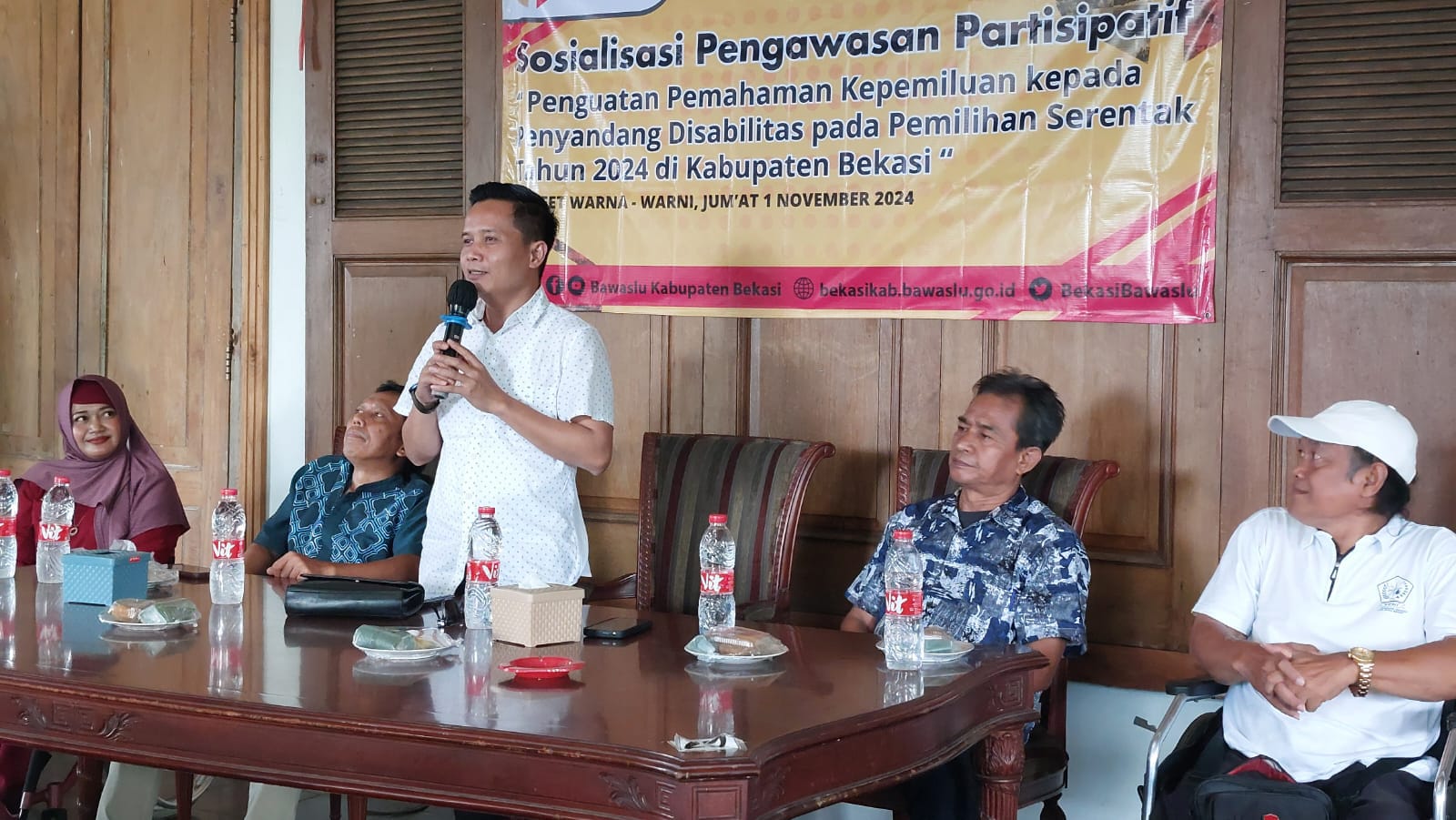 Sambutan Ketua Bawaslu Kabupaten Bekasi, Akbar Khadafi, dalam kegiatan Sosialisasi Pengawasan Partisipatif Pada Pemilihan Serentak Tahun 2024 kepada Penyandang Disabilitas yang di gelar di Buffet Warna-warni Cikarang Timur, Jumat (1/11/2024).