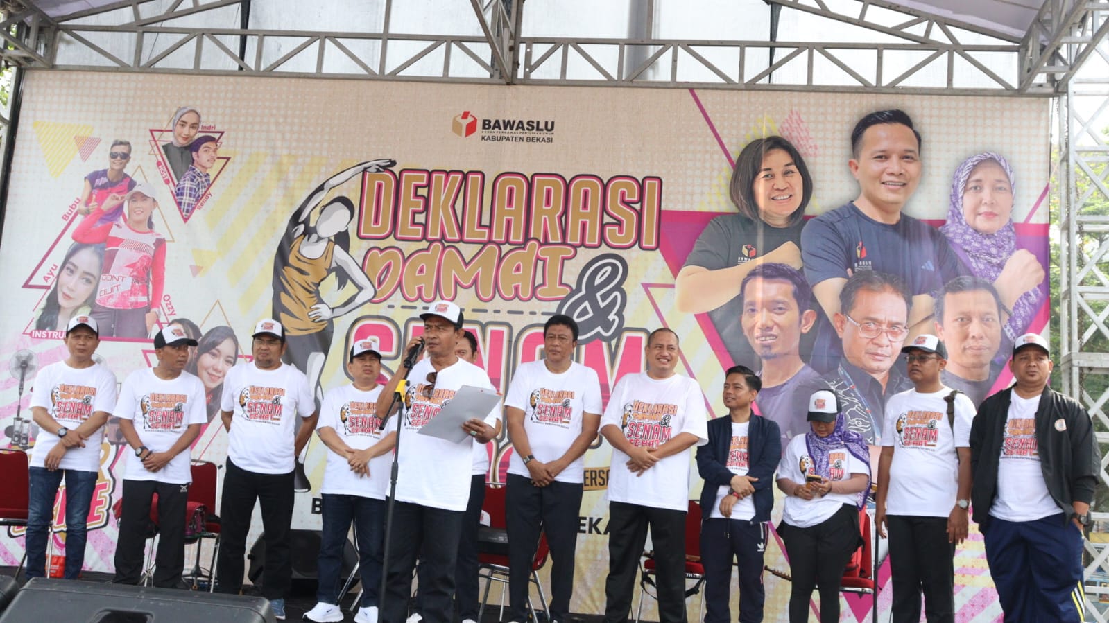 Pembacaan Deklarasi Damai Pilkada 2024 oleh Anggota Bawaslu Kabupaten Bekasi yang di gelar di Kompleks Stadion Wibawamukti, Sertajaya, Cikarang Timur, Minggu (10/11/2024).