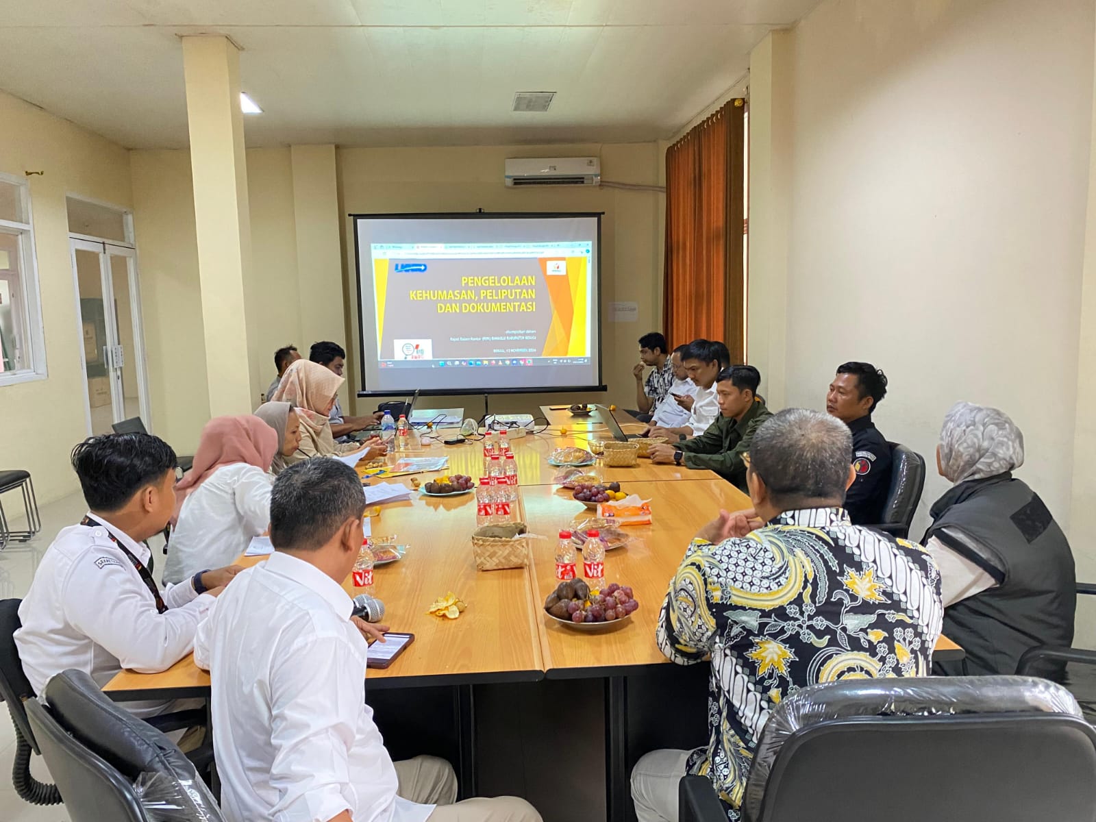 Bawaslu Kabupaten Bekasi menggelar Rapat Penguatan Pengelolaan Kehumasan, Peliputan, Komunikasi dan Dokumentasi di Tingkat Bawaslu Kabupaten Bekasi yang di gelar di Kantor Bawaslu Kabupaten Bekasi, Rabu (13/11/2024).
