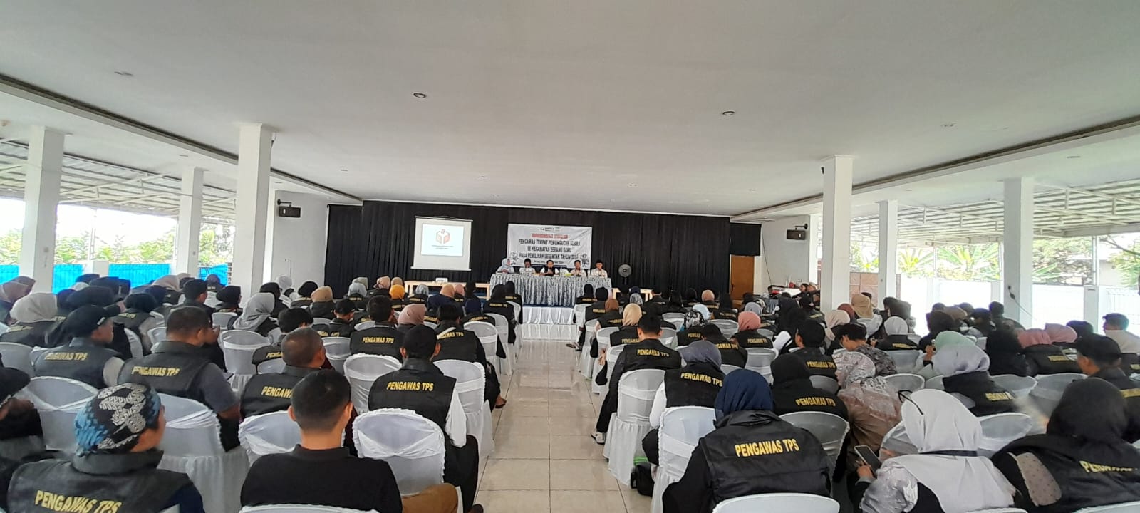 Panitia Pengawas Kecamatan (Panwascam) Se- Kabupaten Bekasi menggelar Bimbingan Teknis (Bimtek) Pengawas Tempat Pemungutan Suara (PTPS) Pada Pemilihan Serentak Tahun 2024 yang di gelar di Kecamatan Se- Kabupaten Bekasi, Minggu (17/11/2024).
