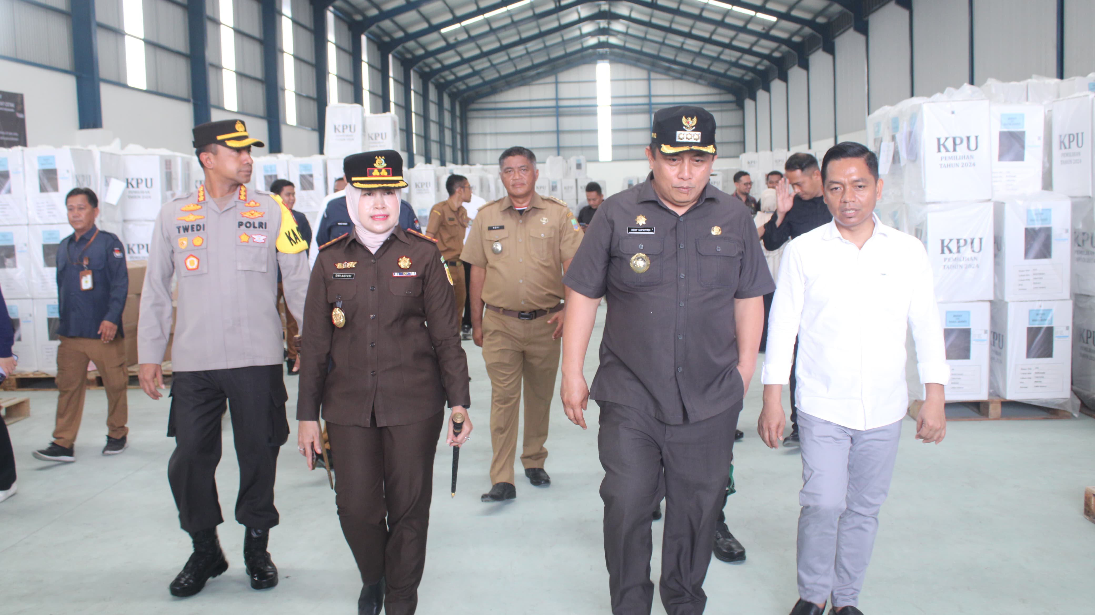 Pj. Bupati bersama Forkopimda lakukan monitoring pendistribusian logistik dari Gudang KPU Kabupaten Bekasi, Selasa (19/11/2024).