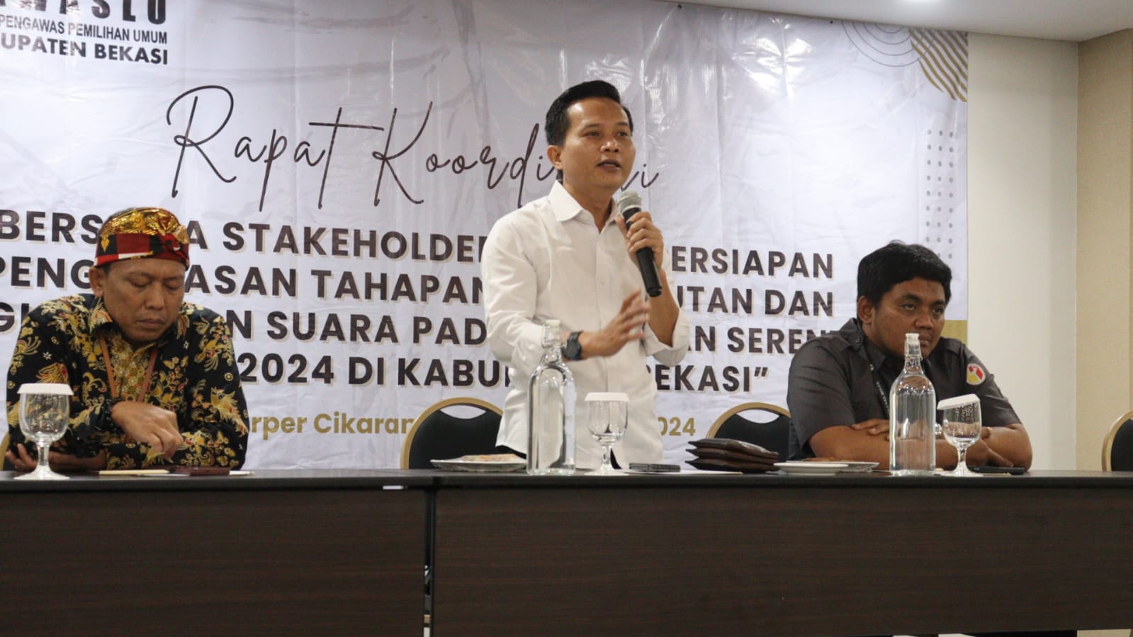 Ketua Bawaslu Kabupaten Bekasi berikan arahan pada Rapat Koordinasi (Rakoor) Persiapan Pengawasan Pemungutan dan Penghitungan Suara Pada Pemilihan Serentak Tahun 2024 yang di gelar Hotel Harper, Cikarang Selatan, Selasa (19/11/2024).