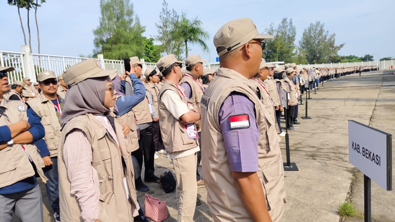 Badan Pengawas Pemilihan Umum (Bawaslu) Kabupaten Bekasi beserta Jajaran Panwascam ikuti Apel Siaga Pengawas Pemilu Se- Jawa Barat pada Tahapan Masa Tenang, Pemungutan dan Penghitungan Suara pada Pemilihan Serentak 2024 yang di gelar oleh Bawaslu Jabar di Stadion Pakansari, Kabupaten Bogor, Jum'at (22/11/2024).
