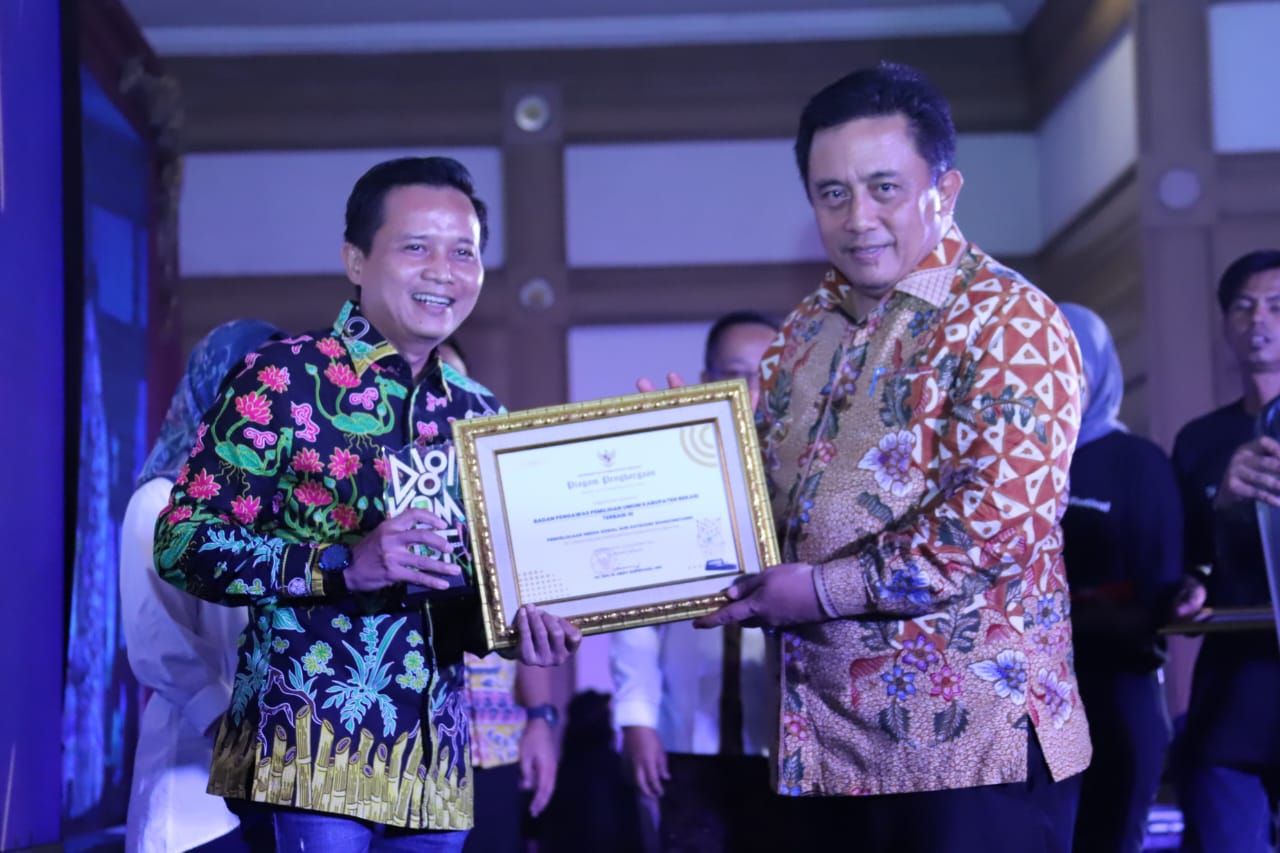 Penyerahan Penghargaan oleh Pj. Bupati Bekasi, Bapak Dr. Drs. H. Dedy Supriyadi, MM dan diterima secara langsung oleh Ketua Bawaslu Kabupaten Bekasi, Akhbar Khadafi, dalam acara apresiasi yang digelar di Hotel Sahid, Lippo Cikarang diselenggarakan oleh Dinas Komunikasi Informatika Persandian dan Statistik Kabupaten Bekasi, Jum'at (22/11/2024).