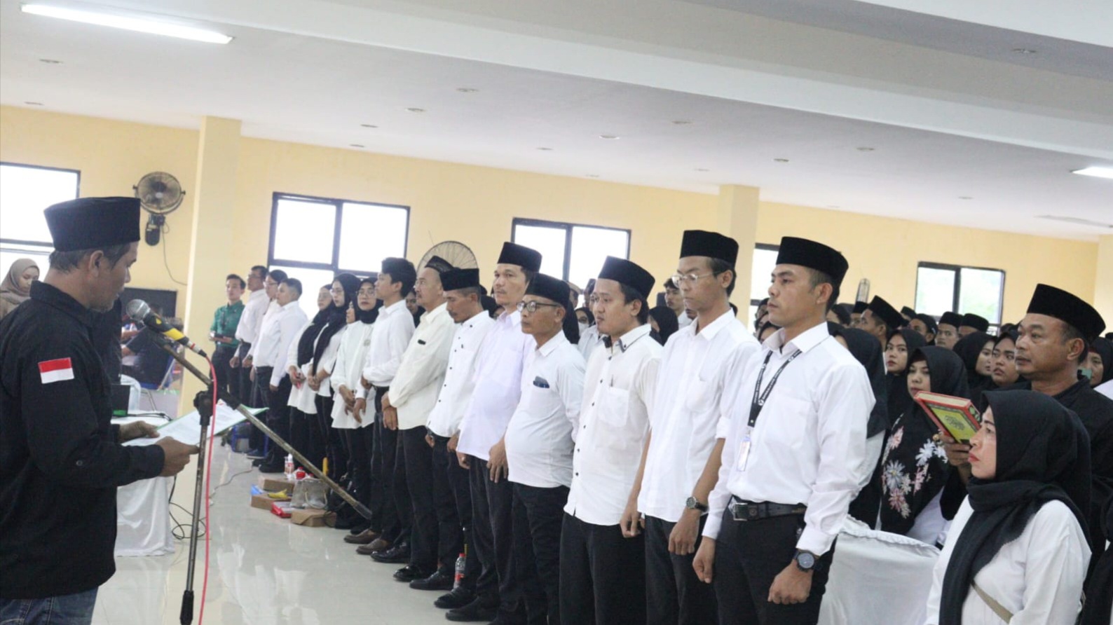 Pelantikan Pengawas Tempat Pemungutan Suara (PTPS) Se- Kecamatan Cikarang Utara oleh Ketua Panwaslu Kecamatan Cikarang Utara, di Aula Kantor Kecamatan Cikarang Utara, Minggu (03/11/2024).