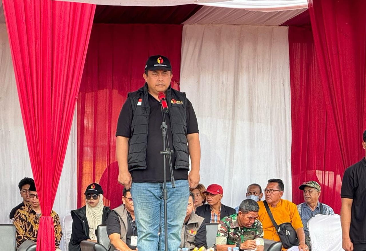 PJ. Bupati, Dedy Supriyadi, sebagai Pembina Apel Siaga dan Patroli Pengawasan Tahapan Masa Tenang Pemilihan Serentak Tahun 2024 yang di gelar di Kompleks Stadion Mini Karangasih Cikarang Utara, Sabtu (23/11/2024). 