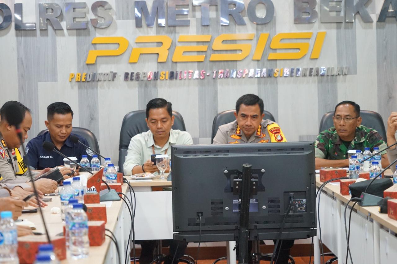 Ketua Bawaslu Kabupaten Bekasi, Akbar Khadafi Ikuti Video Conference (VCON) terkait Perkembangan Situasi dan Kesiapan Satwil yang Dipimpin Kapolri Jenderal Listyo Sigit Prabowo, Vcon berlangsung di Ruang Rapat Polres Metro Bekasi, Senin (25/11/2024).