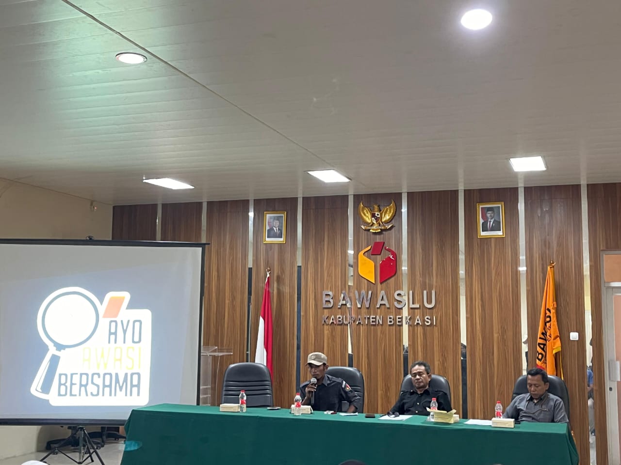 Kordiv Penanganan Pelanggaran dan Datin, Khoerudin, memberikan arahan pada Kegiatan Konferensi Pers Pemetaan TPS Rawan dan Pengawasan Masa Tenang pada Pemilihan Serentak Tahun 2024 di Kabupaten Bekasi dengan mengundang insan pers dari berbagai platform media yang di gelar di Kantor Bawaslu Kabupaten Bekasi, Senin (25/11/2024).